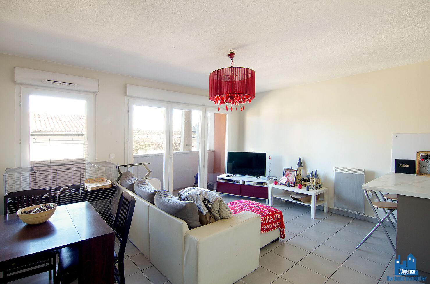 Photo VENDU PAR L'AGENCE !!! EXCLUSIVITÉ !!! BEGLES - APPARTEMENT TYPE 3 DE 64 M² AVEC BALCON + 2 PLACES DE PARKING SOUS-SOL. Michaël VIGIER 06 70 29 94 95 image 2/6