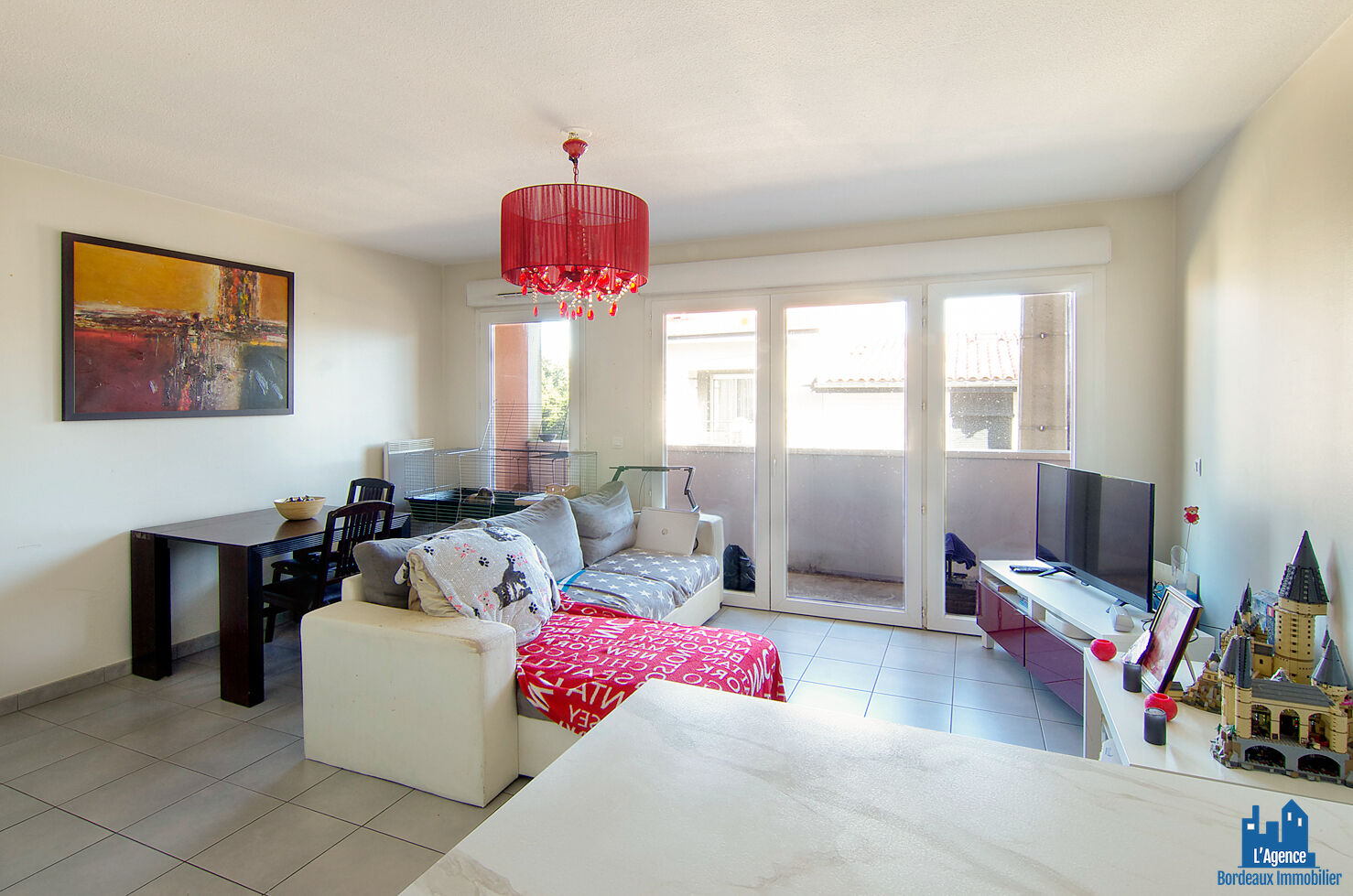 Photo VENDU PAR L'AGENCE !!! EXCLUSIVITÉ !!! BEGLES - APPARTEMENT TYPE 3 DE 64 M² AVEC BALCON + 2 PLACES DE PARKING SOUS-SOL. Michaël VIGIER 06 70 29 94 95 image 3/6
