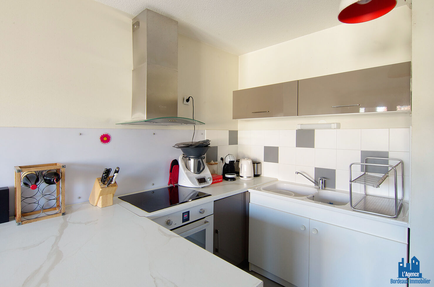 Photo VENDU PAR L'AGENCE !!! EXCLUSIVITÉ !!! BEGLES - APPARTEMENT TYPE 3 DE 64 M² AVEC BALCON + 2 PLACES DE PARKING SOUS-SOL. Michaël VIGIER 06 70 29 94 95 image 5/6