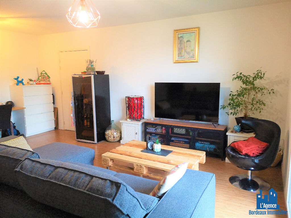 Photo VENDU PAR L'AGENCE !!! EYSINES GRAND LOUIS - APPARTEMENT T3 58 M² AVEC BALCON 6 M² ET 2 PLACES DE PARKING - MARTINE PASSICOS Tel:06.62.93.61.68. image 3/6