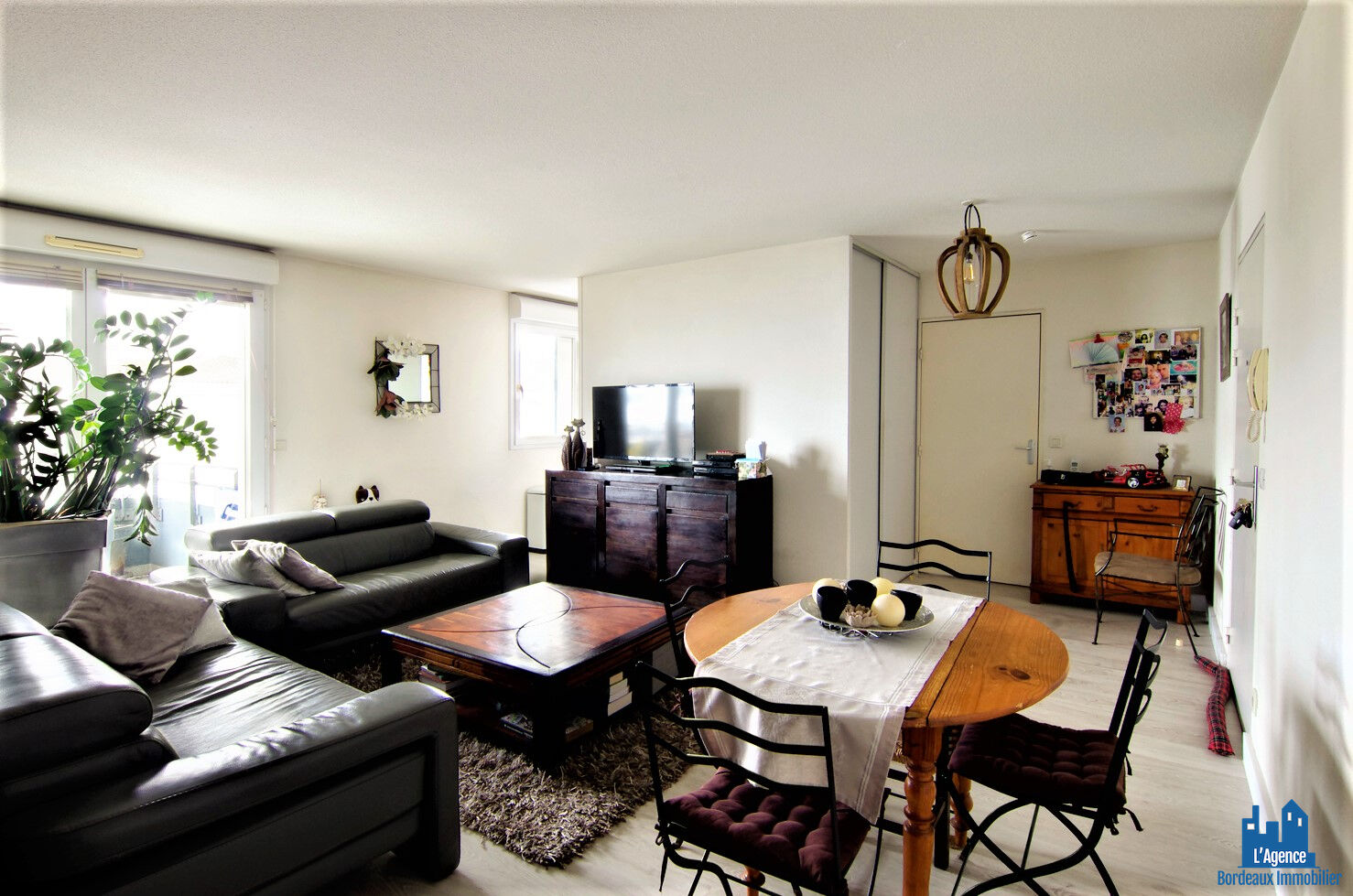 Photo VENDU PAR L'AGENCE !!! EXCLUSIVITÉ !!! BORDEAUX - CHARTRONS RAVEZIES - APPARTEMENT T2 BIS DE 57 M² + PLACE DE PARKING. Michaël VIGIER Tel:06.70.29.94.95. image 2/6