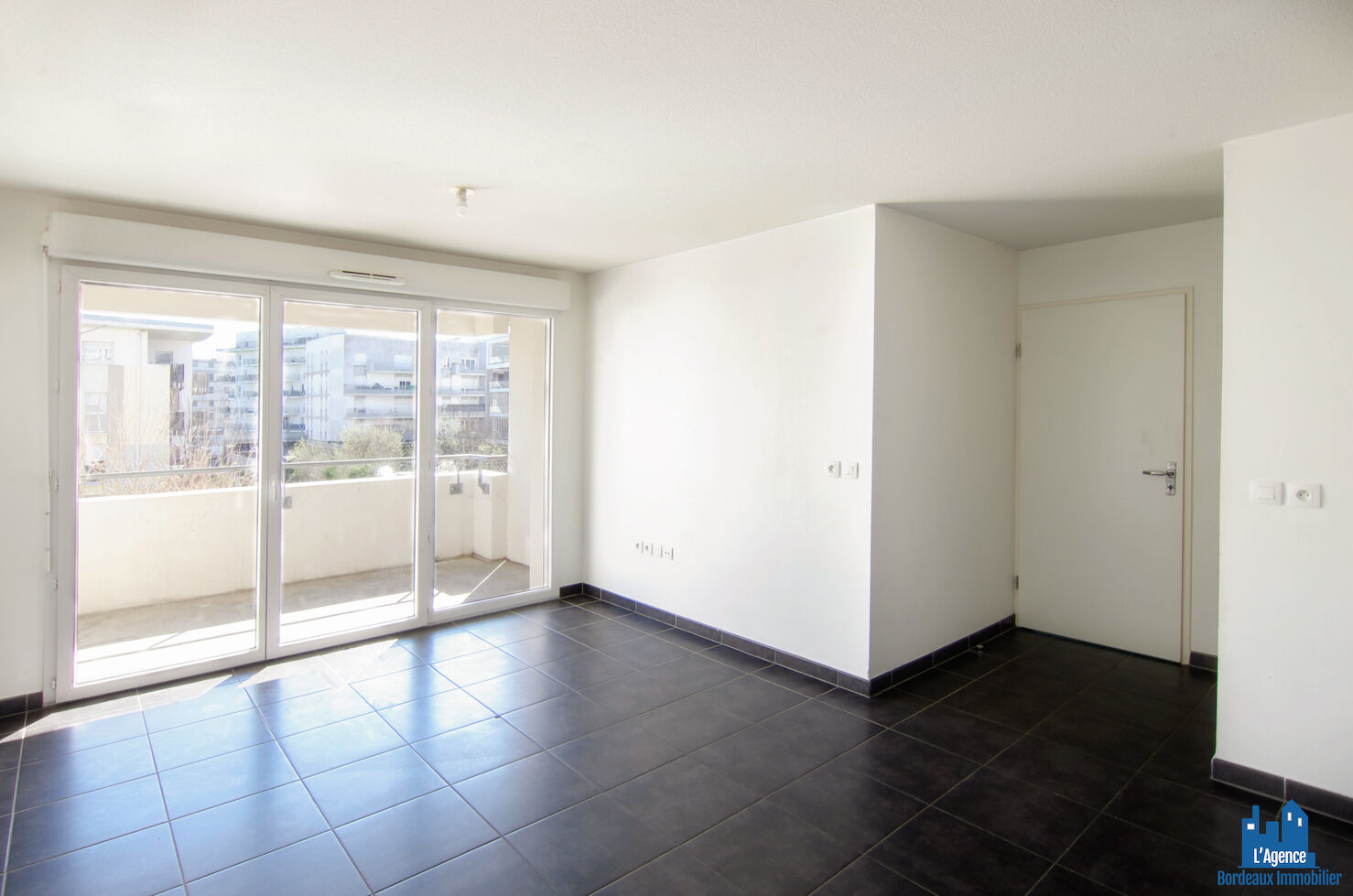 Photo VENDU PAR L'AGENCE !!! EXCLUSIVITE !!! LORMONT - APPARTEMENT T3 54 M² VENDU LIBRE - AVEC BALCON ET 1 PLACE DE PARKING - MARTINE PASSICOS Tel:06.62.93.61.68 image 2/6