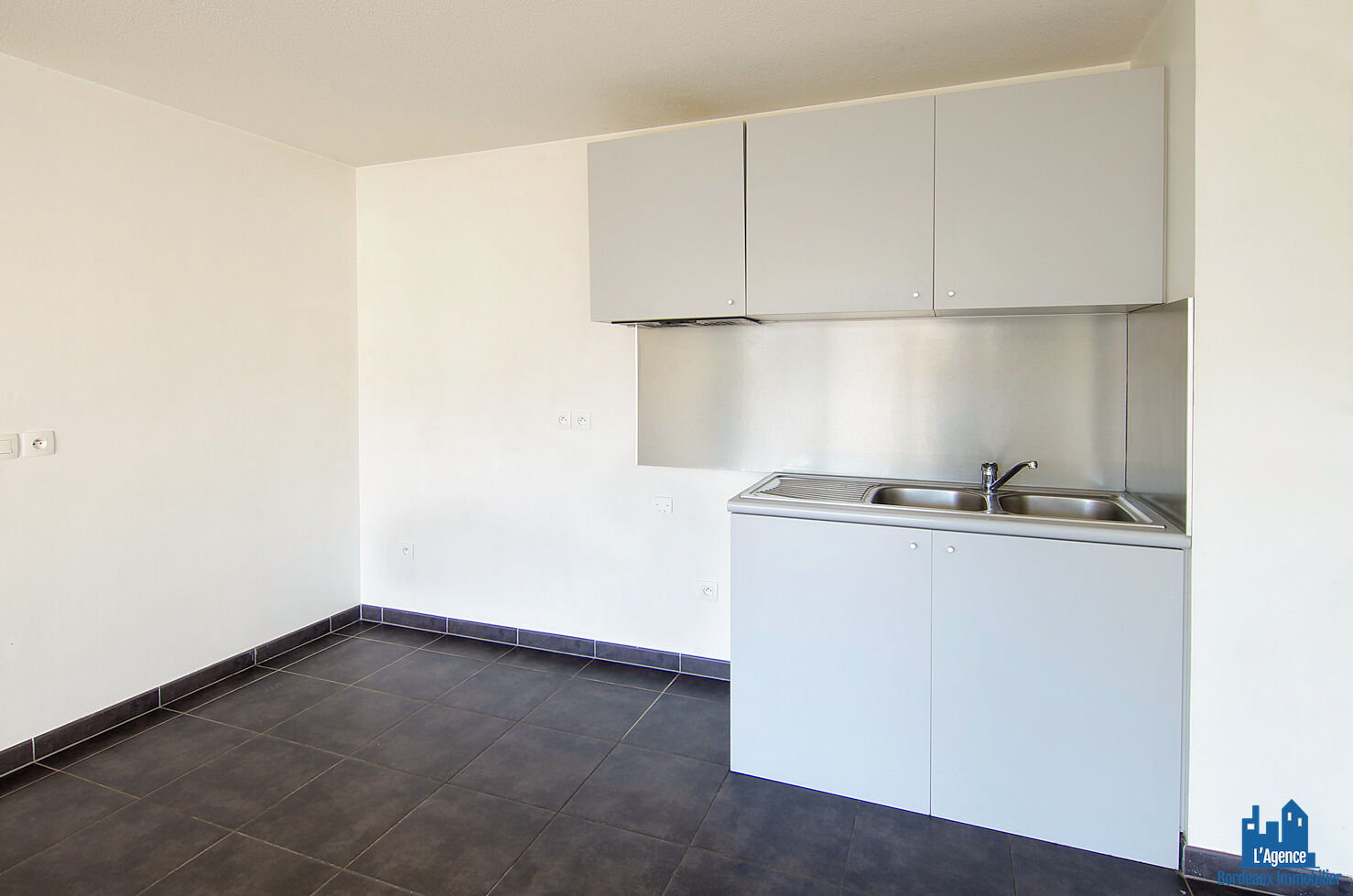 Photo VENDU PAR L'AGENCE !!! EXCLUSIVITE !!! LORMONT - APPARTEMENT T3 54 M² VENDU LIBRE - AVEC BALCON ET 1 PLACE DE PARKING - MARTINE PASSICOS Tel:06.62.93.61.68 image 5/6
