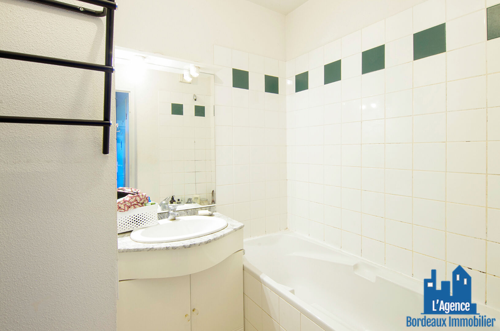 Photo VENDU PAR L AGENCE ! EXCLUSIVITE !! BEGLES - PROCHE GARE - APPARTEMENT T2 - TERRASSE 9 M² - PARKING - ACTUELLEMENT LOUE!! Sébastien BAUDOT 06.18.05.04.02. image 5/6