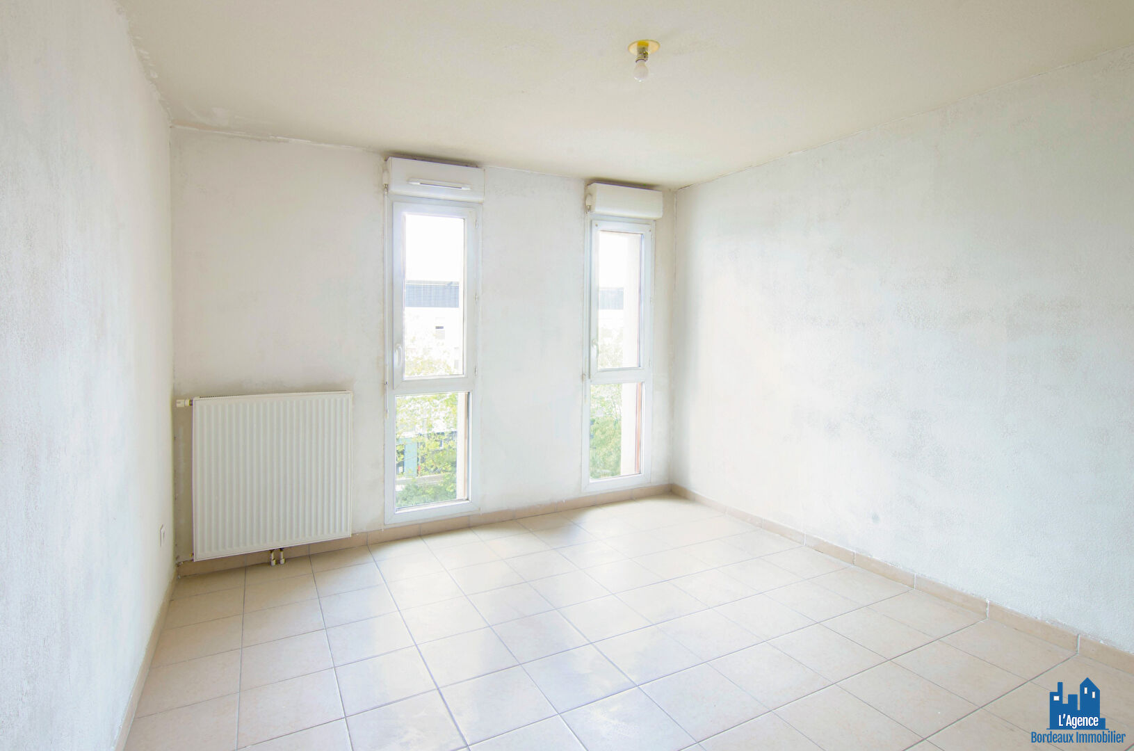 Photo VENDU PAR L'AGENCE !!! EXCLUSIVITÉ !!!  SPECIAL INVESTISSEUR - CENON - APPARTEMENT TYPE 1 DE 21 m² + PLACE DE PARKING EN SOUS-SOL. Michaël VIGIER 06 70 29 94 95 image 2/6