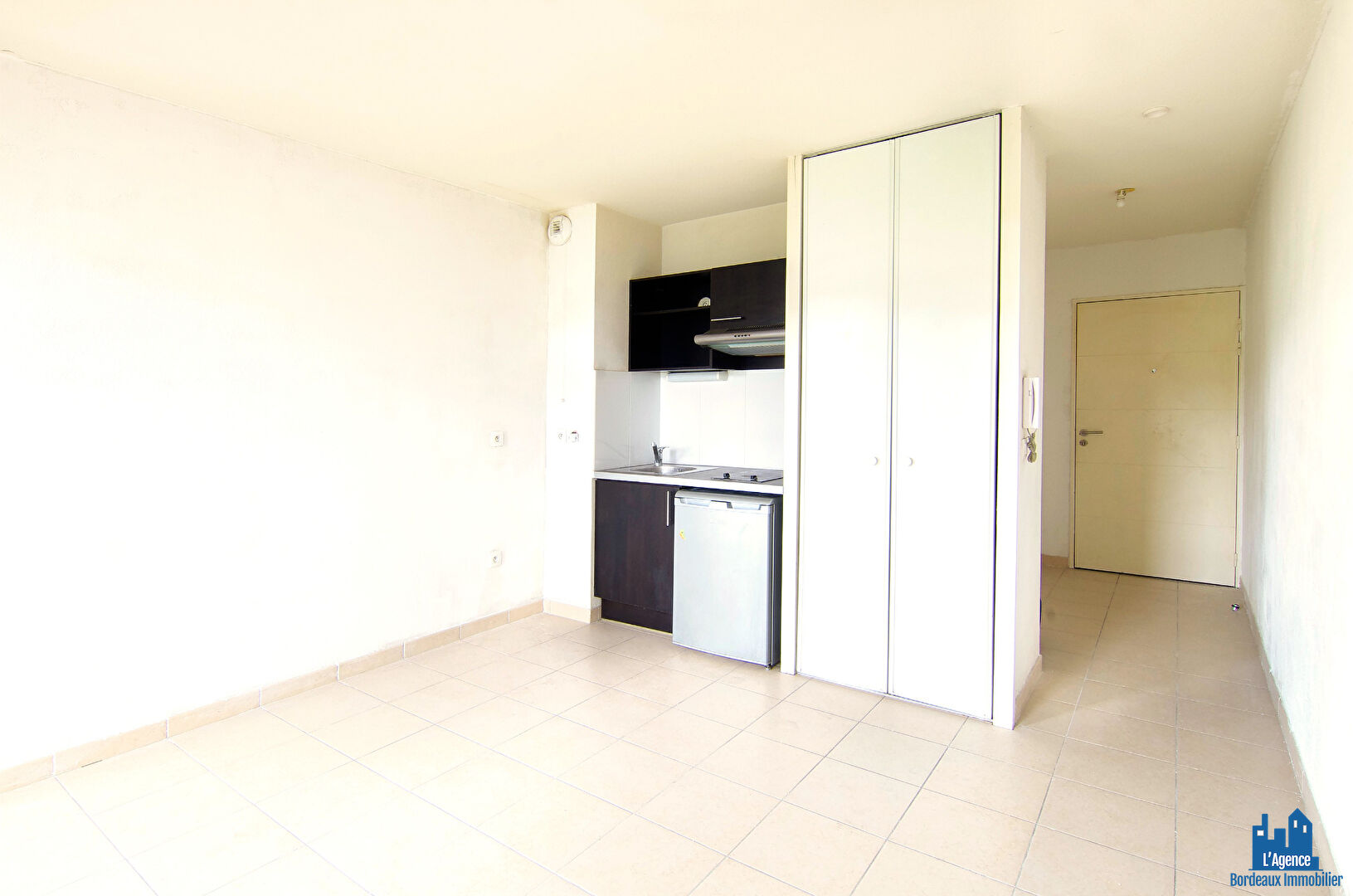 Photo VENDU PAR L'AGENCE !!! EXCLUSIVITÉ !!!  SPECIAL INVESTISSEUR - CENON - APPARTEMENT TYPE 1 DE 21 m² + PLACE DE PARKING EN SOUS-SOL. Michaël VIGIER 06 70 29 94 95 image 3/6