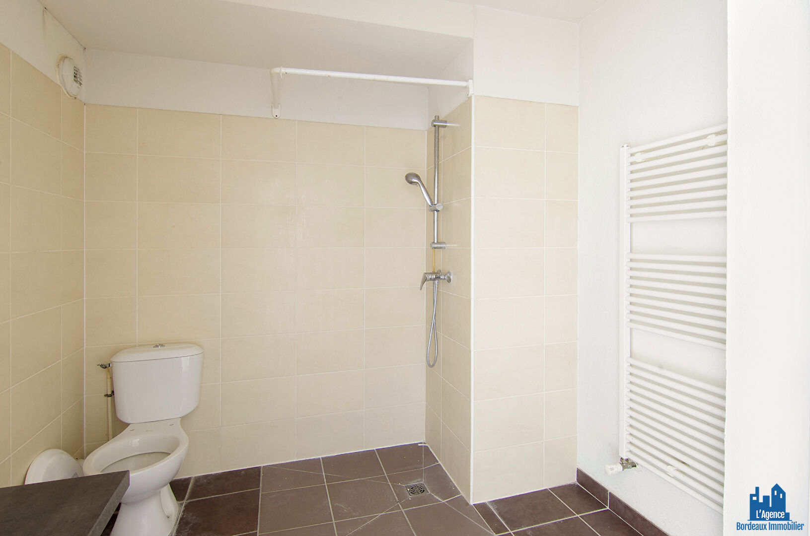 Photo VENDU PAR L'AGENCE !!! EXCLUSIVITÉ !!!  SPECIAL INVESTISSEUR - CENON - APPARTEMENT TYPE 1 DE 21 m² + PLACE DE PARKING EN SOUS-SOL. Michaël VIGIER 06 70 29 94 95 image 5/6