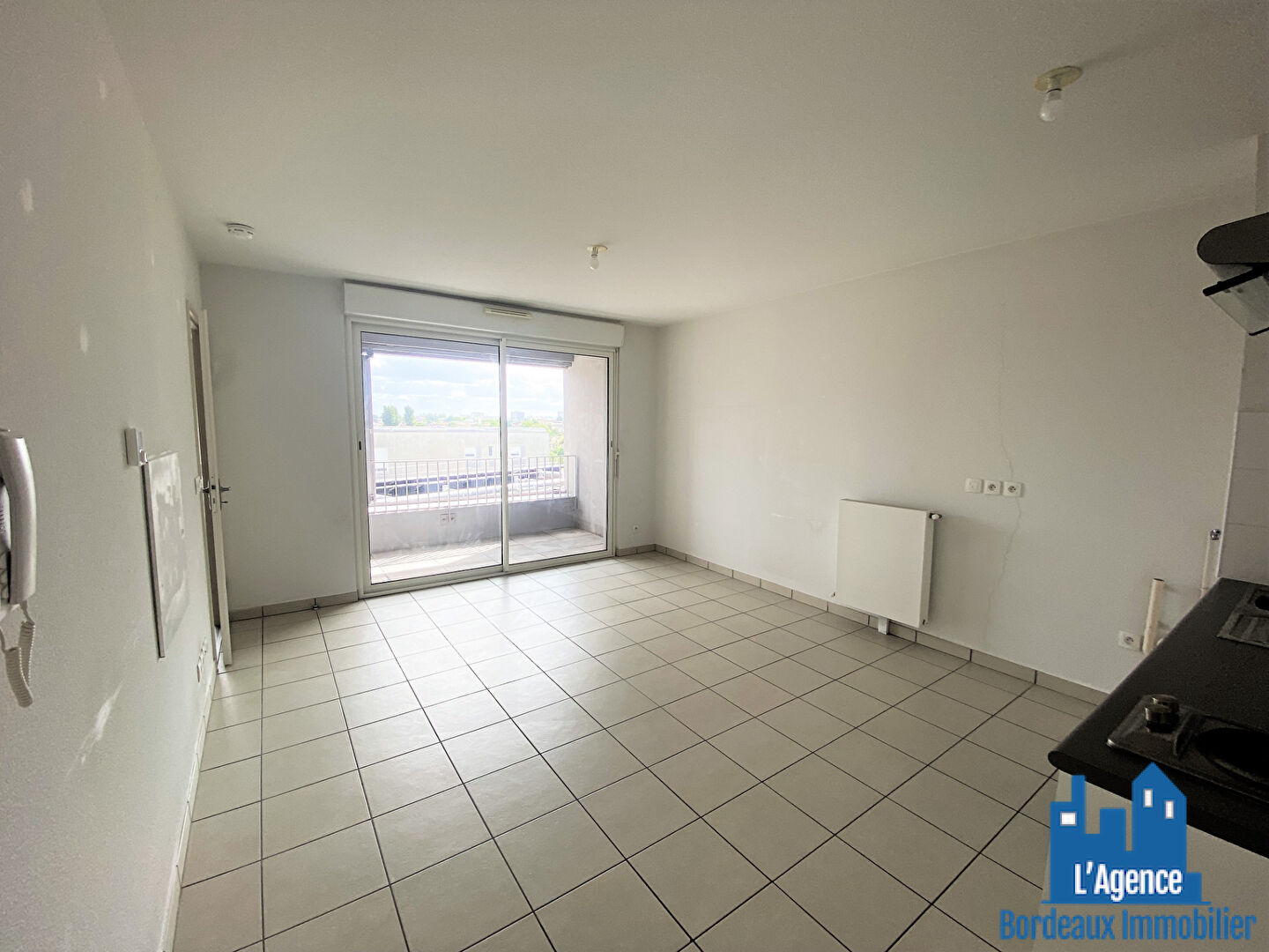 Photo VENDU PAR L'AGENCE !!  EXCLUSIVITE !! BEGLES - APPARTEMENT DE TYPE 2 VENDU LIBRE DE 39 M² AVEC BALCON ET PLACE DE PARKING. MARTINE PASSICOS  06 62 93 61 68 image 1/6