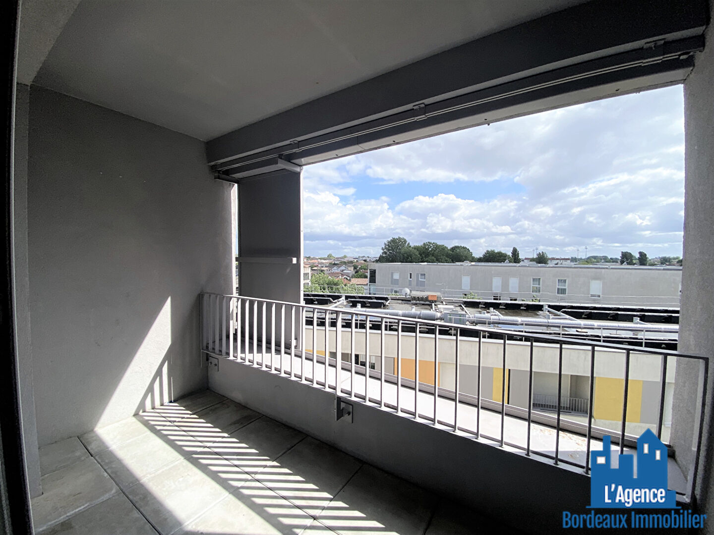 Photo VENDU PAR L'AGENCE !!  EXCLUSIVITE !! BEGLES - APPARTEMENT DE TYPE 2 VENDU LIBRE DE 39 M² AVEC BALCON ET PLACE DE PARKING. MARTINE PASSICOS  06 62 93 61 68 image 3/6