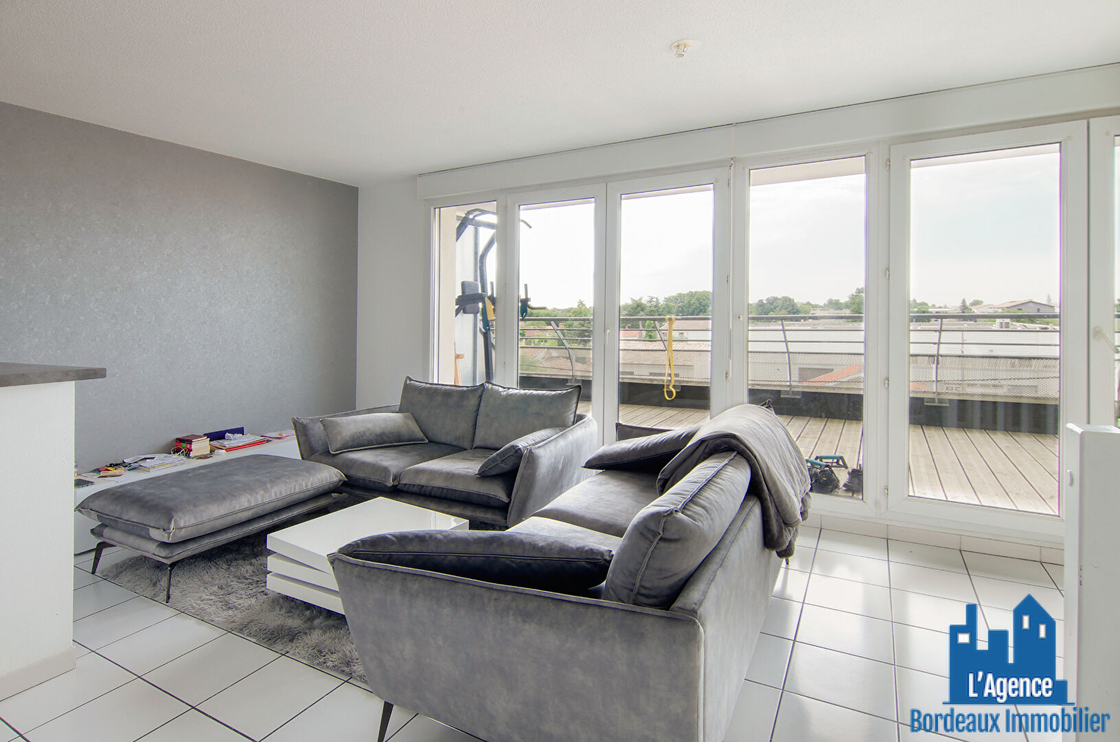 VENDU PAR L'AGENCE. EXCLUSIVITÉ ! VILLENAVE D'ORNON - APPARTEMENT TYPE 3 EN DUPLEX DE 62 M² AU DERNIER ÉTAGE AVEC TERRASSE DE 15M²  + PLACE DE PARKING EN SOUS-SOL. Benoît TREMENT.