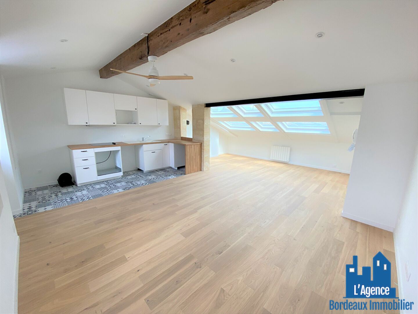 VENDU PAR L'AGENCE. BORDEAUX - APPARTEMENT TYPE 2 DE 58 M² ENTIEREMENT RENOVÉ. Benoît TREMENT.