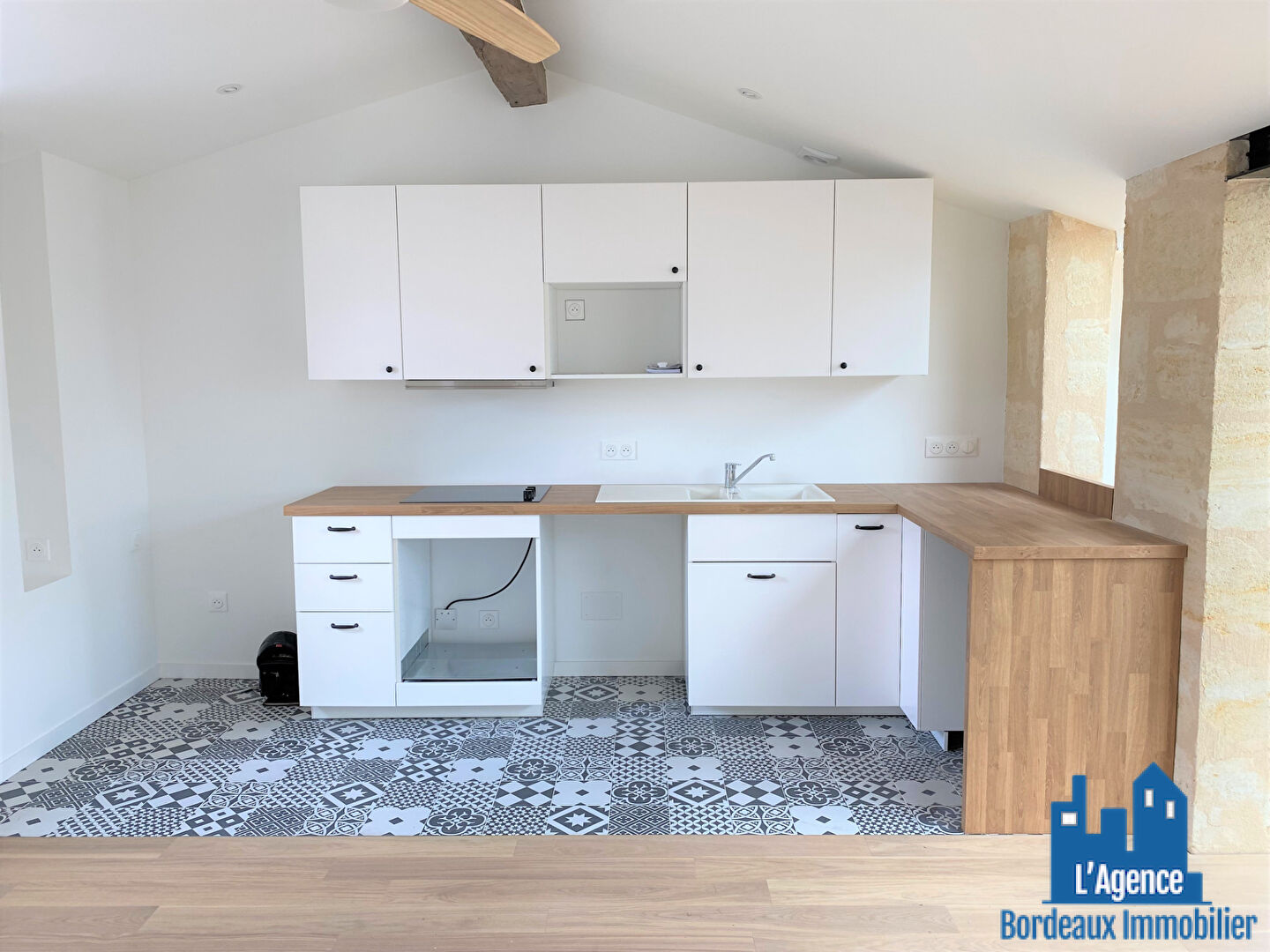 Photo VENDU PAR L'AGENCE. BORDEAUX - APPARTEMENT TYPE 2 DE 58 M² ENTIEREMENT RENOVÉ. Benoît TREMENT. image 2/6