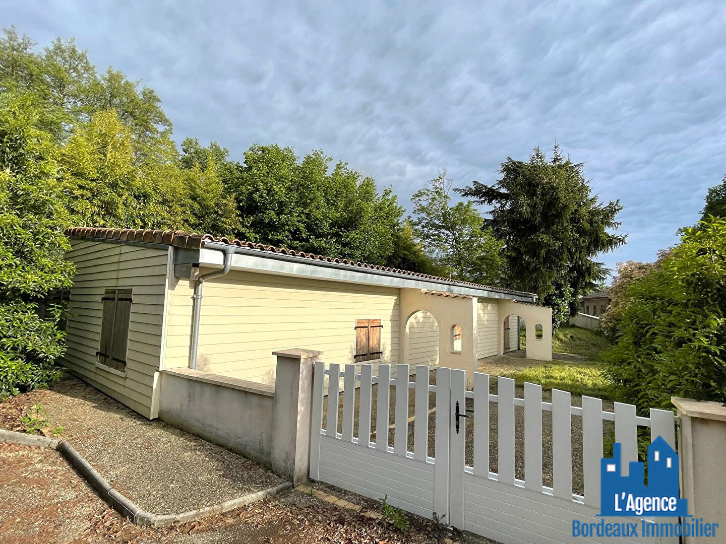 Photo DÉJÀ VENDU PAR L'AGENCE !!! EXCLUSIVITÉ !!! CAMBLANES-QUINSAC- MAISON TYPE 5 DE PLAIN-PIED 97M² + JARDIN DE 360M² + 2 PARKINGS ! image 5/6