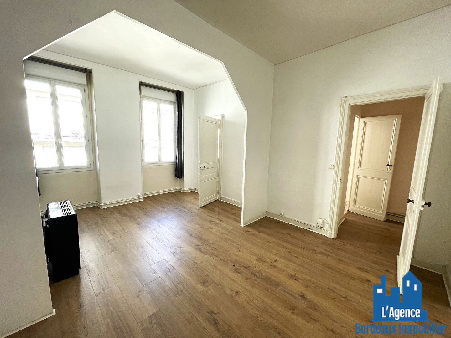 Photo COMPROMIS SIGNE ! BORDEAUX - SAINT SEURIN- STUDIO DE 35 M² - 2E ETAGE. Sébastien BAUDOT. image 1/6