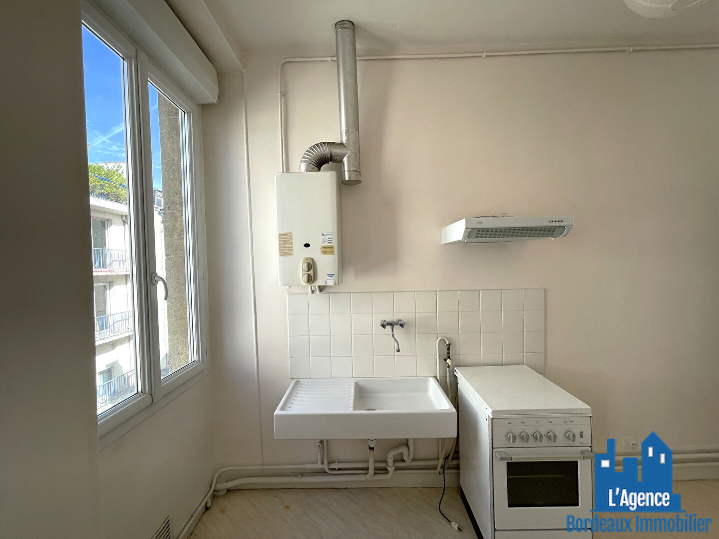 Photo COMPROMIS SIGNE ! BORDEAUX - SAINT SEURIN- STUDIO DE 35 M² - 2E ETAGE. Sébastien BAUDOT. image 2/6
