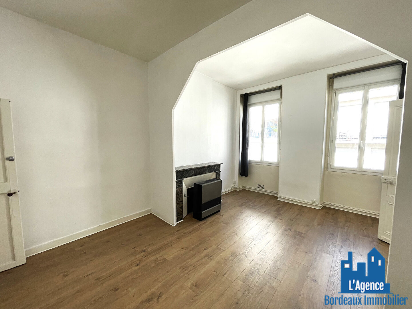 Photo COMPROMIS SIGNE ! BORDEAUX - SAINT SEURIN- STUDIO DE 35 M² - 2E ETAGE. Sébastien BAUDOT. image 4/6