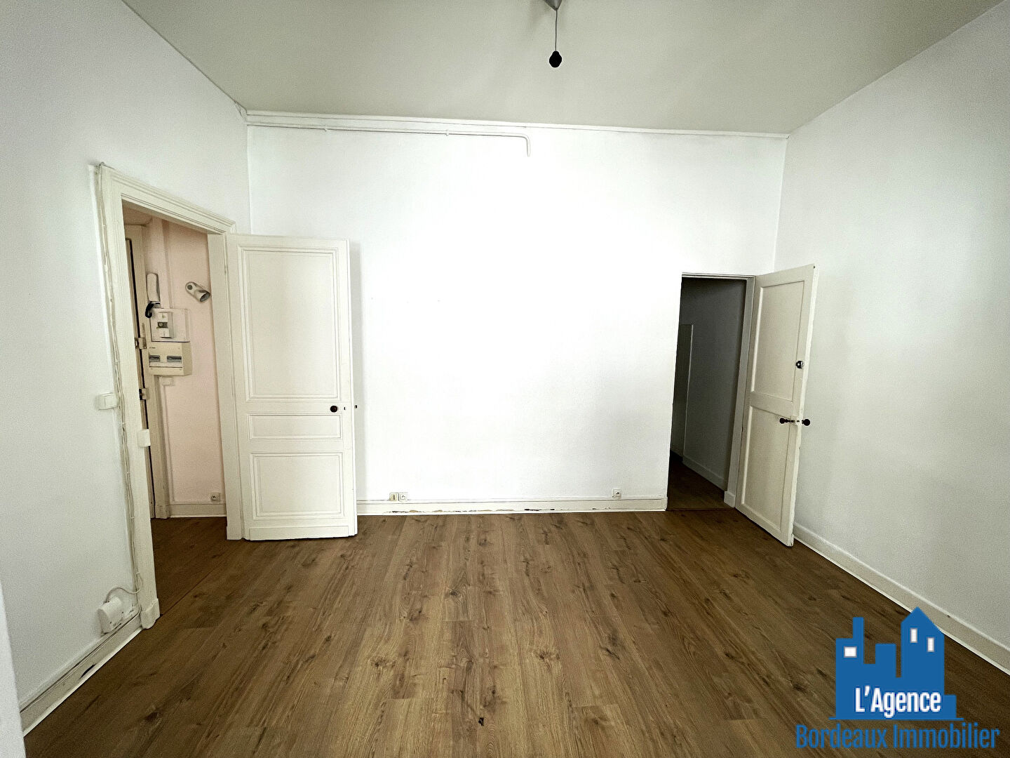 Photo COMPROMIS SIGNE ! BORDEAUX - SAINT SEURIN- STUDIO DE 35 M² - 2E ETAGE. Sébastien BAUDOT. image 5/6