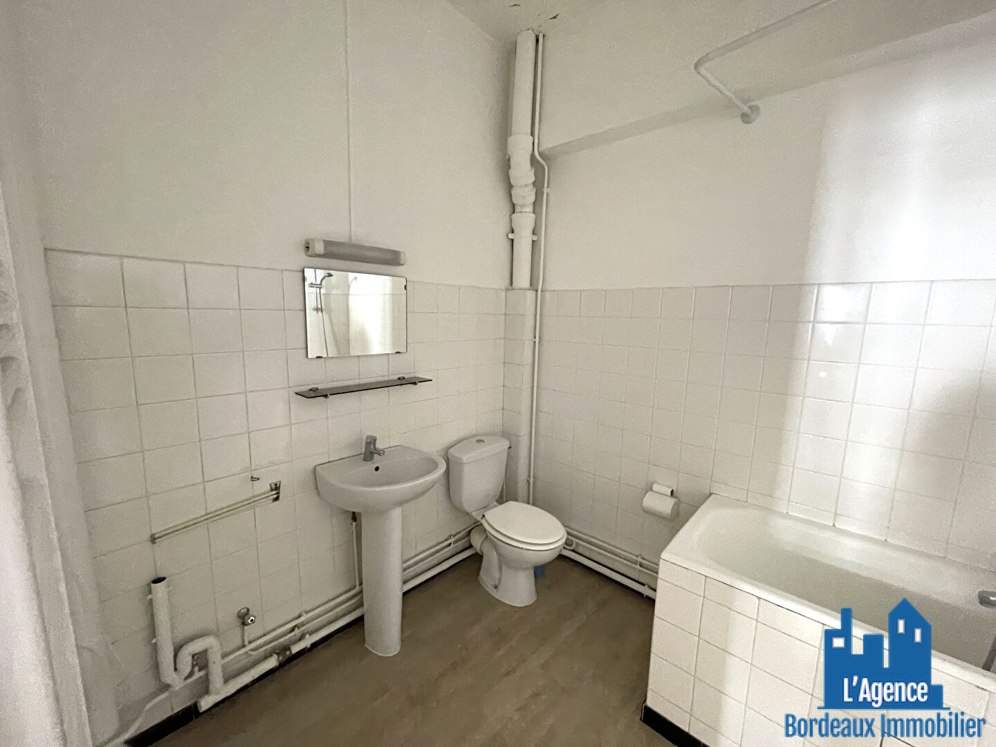 Photo COMPROMIS SIGNE ! BORDEAUX - SAINT SEURIN- STUDIO DE 35 M² - 2E ETAGE. Sébastien BAUDOT. image 6/6