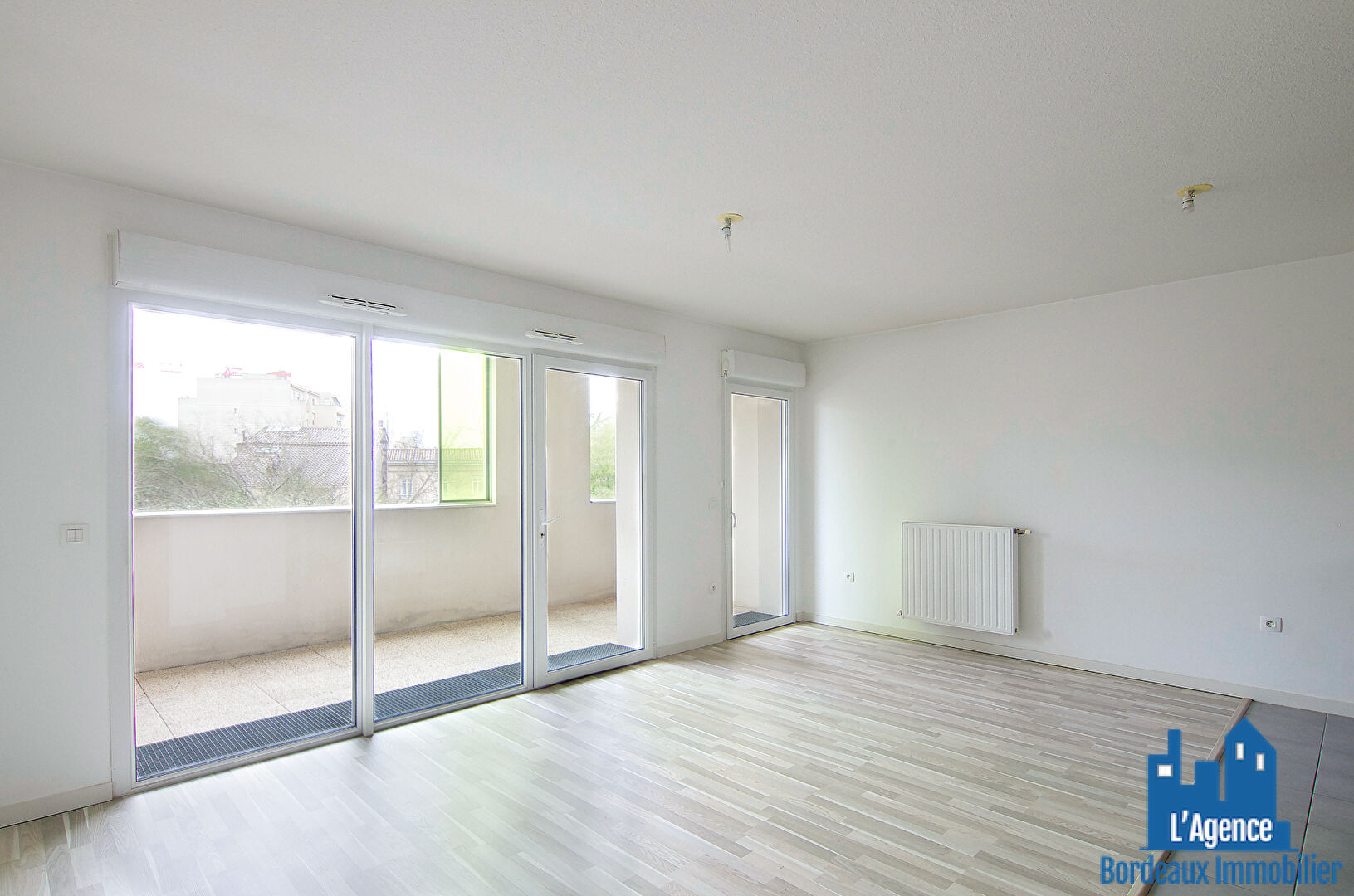 VENDU PAR L'AGENCE !! EXCLUSIVITE !! BORDEAUX CHARTRONS - APPARTEMENT T3 TRAVERSANT DE 59 M² + 2 LOGGIAS + 1 CELLIER. Martine PASSICOS