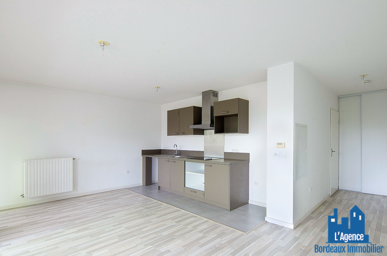 Photo VENDU PAR L'AGENCE !! EXCLUSIVITE !! BORDEAUX CHARTRONS - APPARTEMENT T3 TRAVERSANT DE 59 M² + 2 LOGGIAS + 1 CELLIER. Martine PASSICOS image 2/6