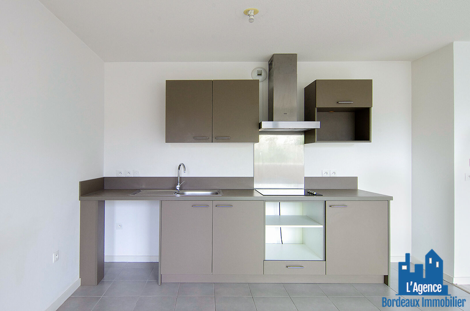 Photo VENDU PAR L'AGENCE !! EXCLUSIVITE !! BORDEAUX CHARTRONS - APPARTEMENT T3 TRAVERSANT DE 59 M² + 2 LOGGIAS + 1 CELLIER. Martine PASSICOS image 4/6