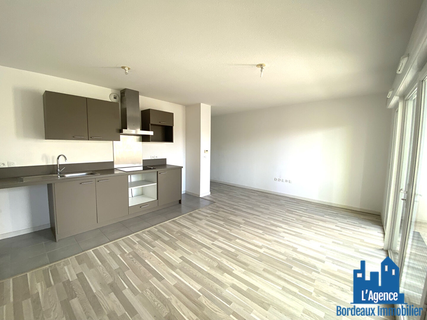 Photo VENDU PAR L'AGENCE !! EXCLUSIVITE !! BORDEAUX CHARTRONS - APPARTEMENT T3 TRAVERSANT DE 59 M² + 2 LOGGIAS + 1 CELLIER. Martine PASSICOS image 5/6