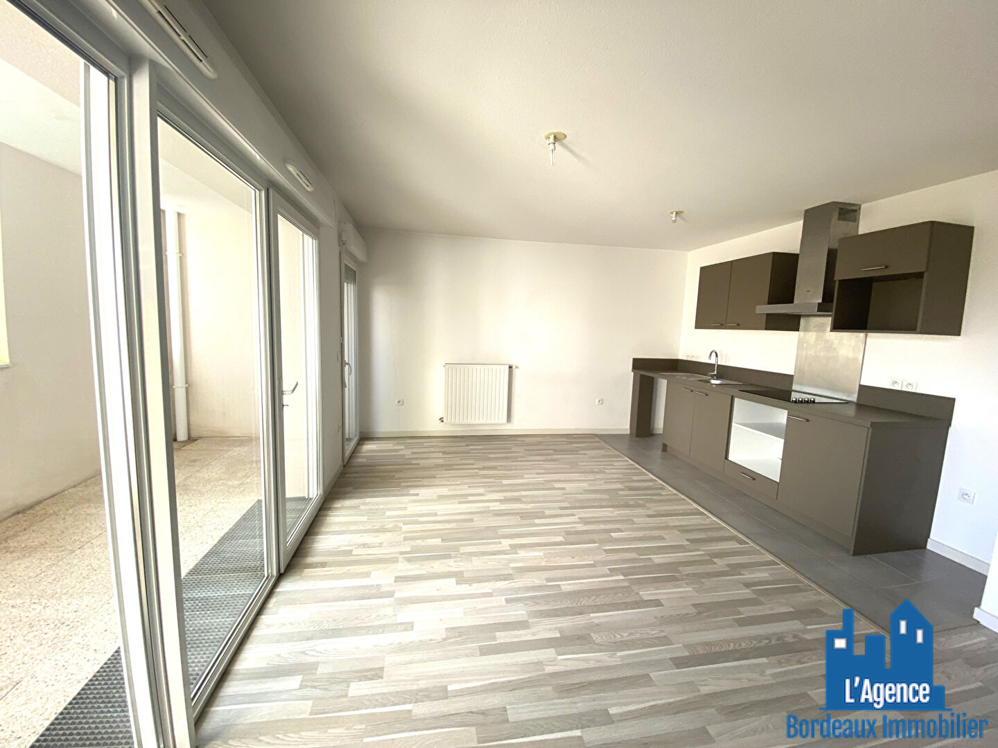 Photo VENDU PAR L'AGENCE !! EXCLUSIVITE !! BORDEAUX CHARTRONS - APPARTEMENT T3 TRAVERSANT DE 59 M² + 2 LOGGIAS + 1 CELLIER. Martine PASSICOS image 6/6