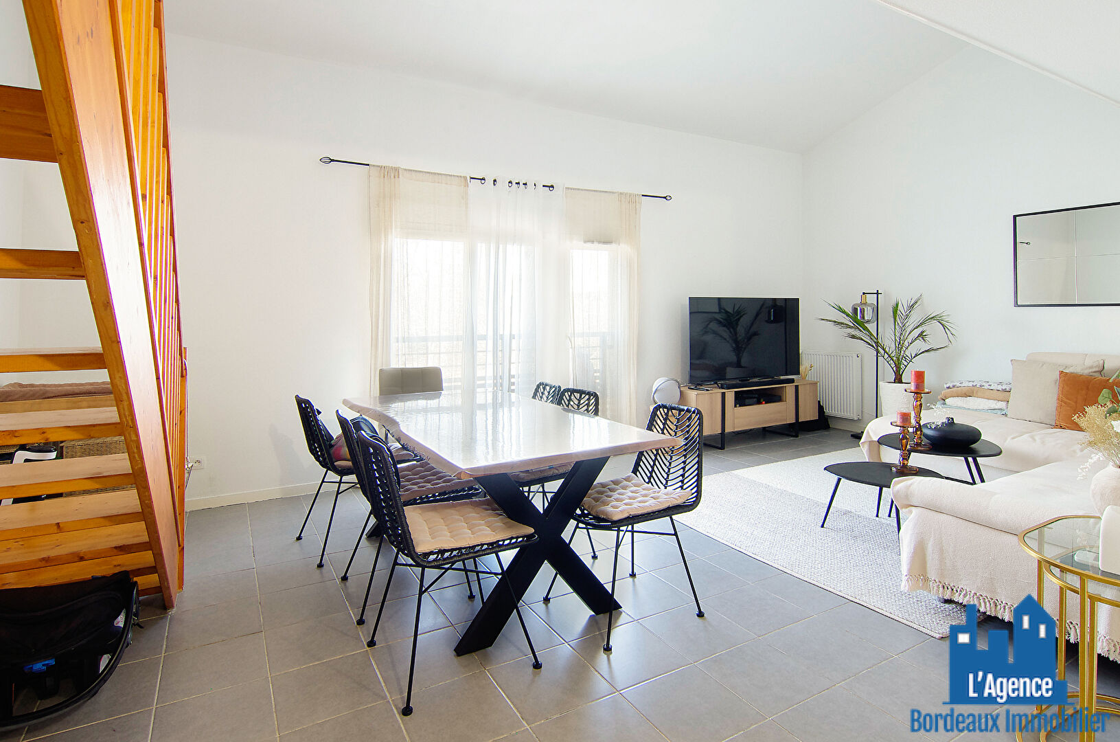 VENDU PAR L'AGENCE. EXCLUSIVITÉ ! LE HAILLAN - APPARTEMENT TYPE 3 EN DUPLEX DE 69 M² AU DERNIER ÉTAGE + DEUX PLACES DE PARKING. Benoît TREMENT.