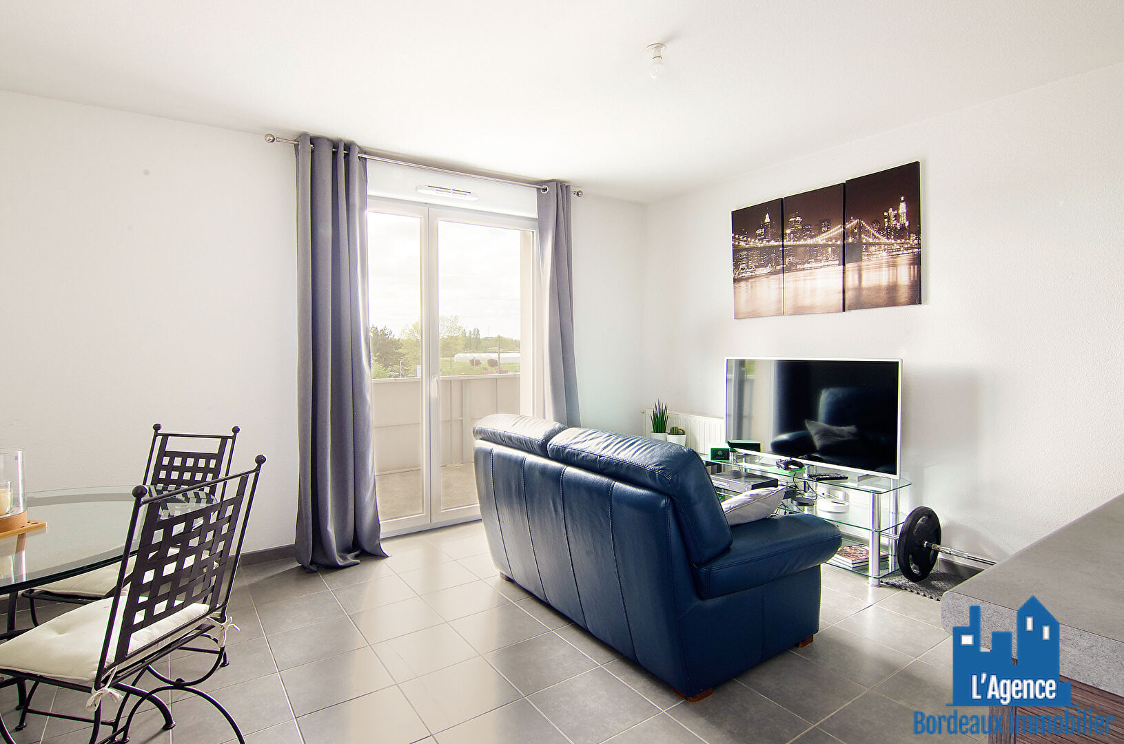 Photo EXCLUSIVITÉ !!! EYSINES CENTRE - APPARTEMENT TYPE 2 DE 42 M² AVEC TERRASSE + PLACE DE PARKING SOUS-SOL. Michaël VIGIER  O6 7O 29 94 95. image 1/6