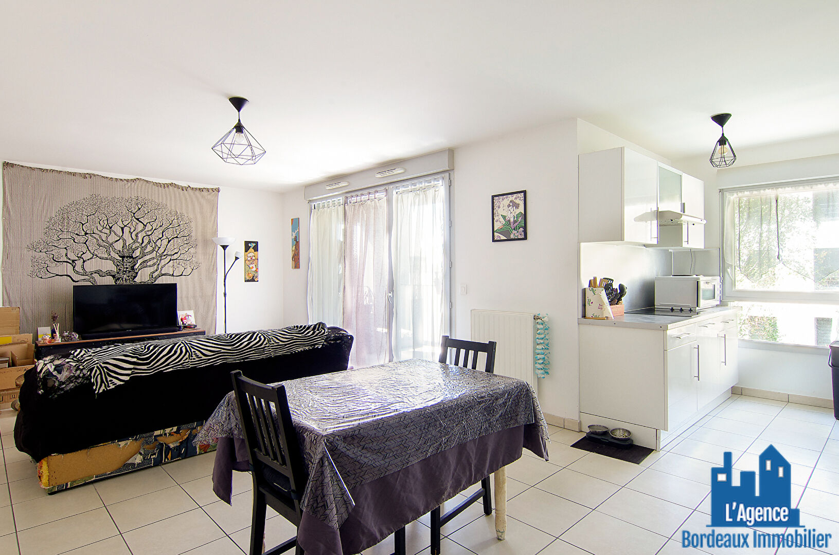 VENDU PAR L'AGENCE. EXCLUSIVITÉ ! BORDEAUX- APPARTEMENT TYPE 3 D'ENVIRON 66 M²  AU DERNIER ÉTAGE AVEC UNE LOGGIA DE 7 M² + PLACE DE PARKING COUVERTE. Benoît TREMENT - O6 51 26 22 32.