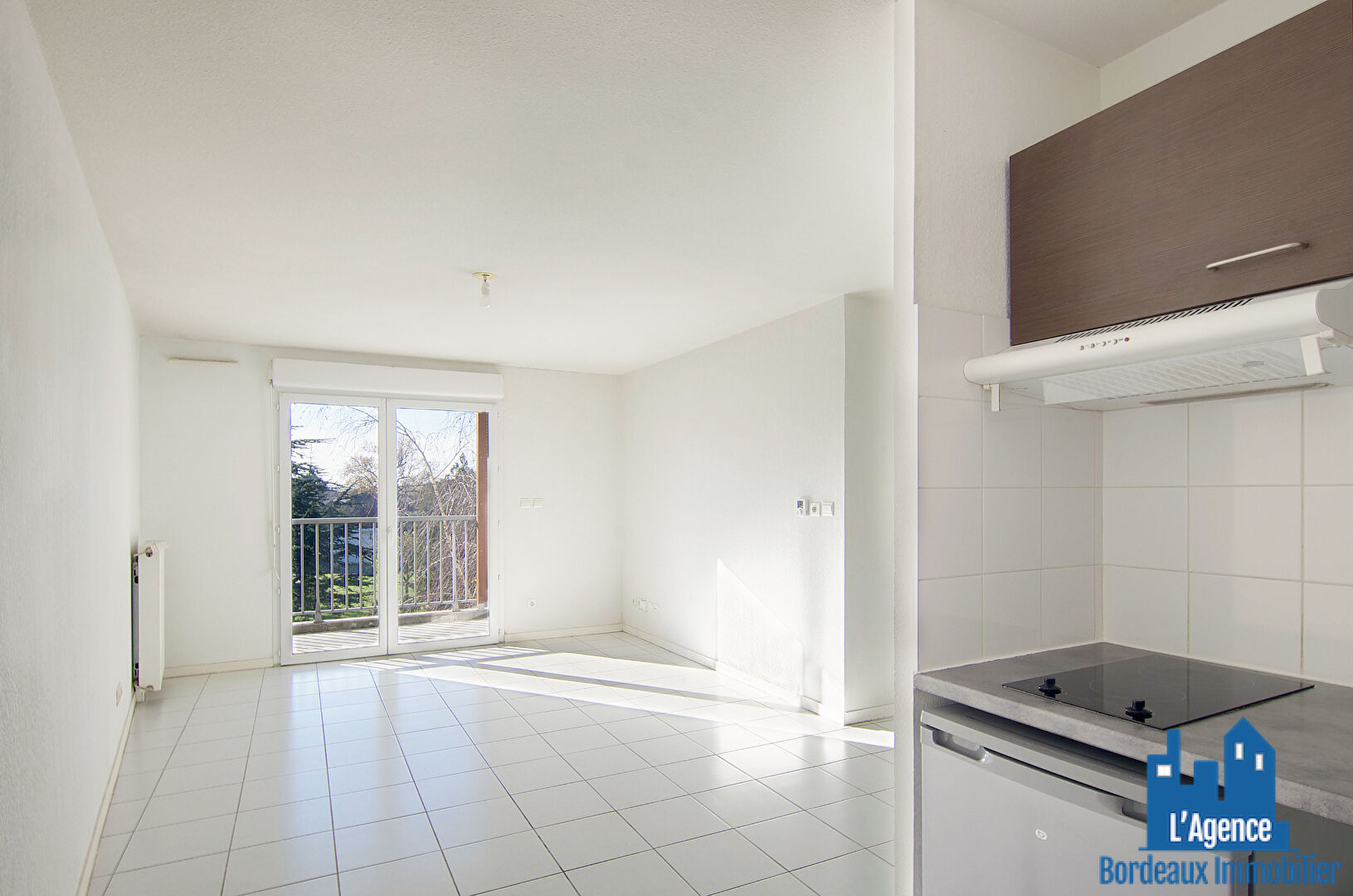 EXCLUSIVITÉ ! LE HAILLAN - APPARTEMENT TYPE 2 DE 42 M² AVEC UN BALCON + PLACE DE PARKING EN SOUS-SOL. Benoît TREMENT.