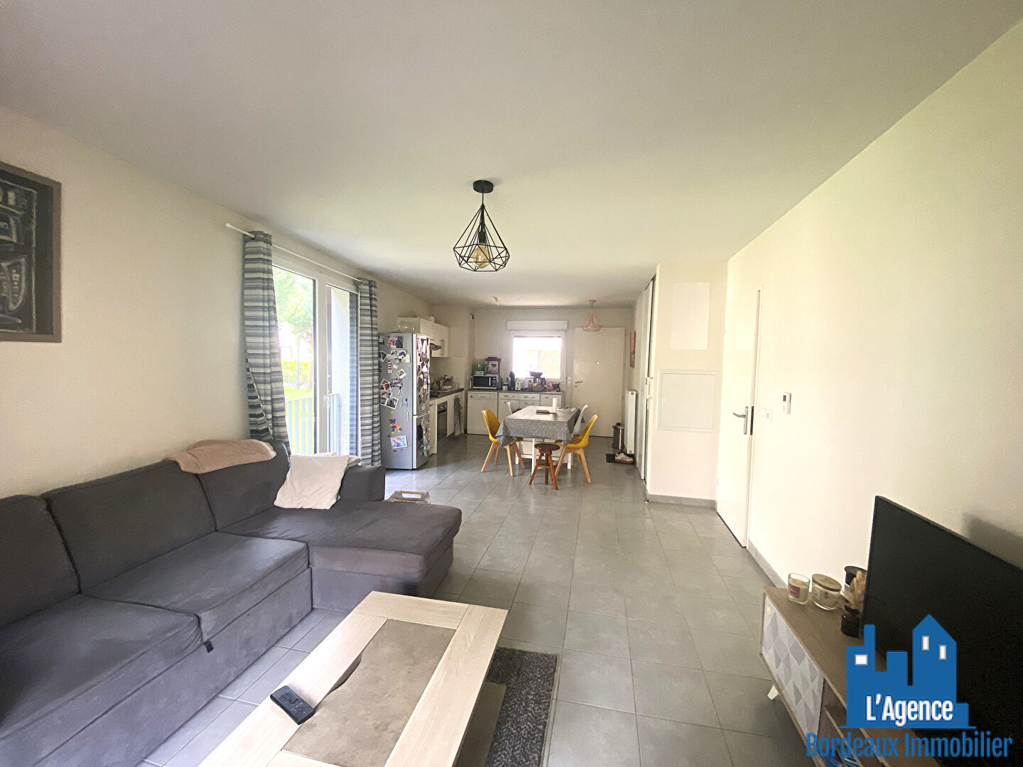 Photo VILLENAVE D'ORNON - APPARTEMENT TYPE 3 DE 66 M² + TERRASSE D'ACCUEIL + TERRASSE AVEC  JARDIN + 2 PLACES DE PARKING. L'AGENCE BORDEAUX IMMOBILIER 05.56.380.690 image 3/6