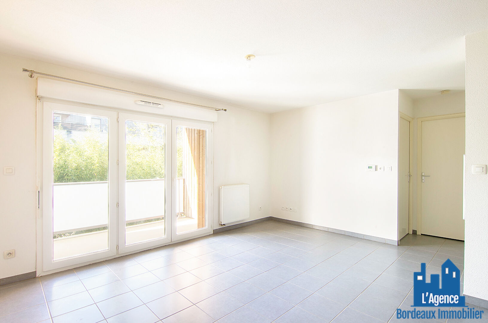 Photo VENDU PAR L'AGENCE. EXCLUSIVITÉ ! EYSINES - APPARTEMENT TYPE 2 DE 42 M² AVEC UN BALCON + DEUX PLACES DE PARKING. Benoît TREMENT. image 2/6