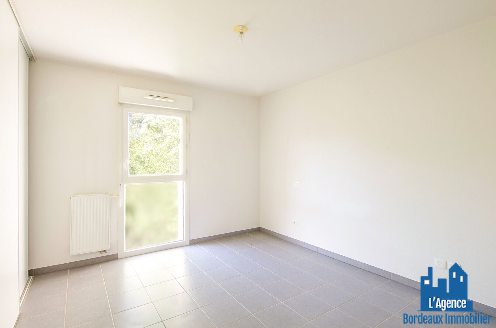 Photo VENDU PAR L'AGENCE. EXCLUSIVITÉ ! EYSINES - APPARTEMENT TYPE 2 DE 42 M² AVEC UN BALCON + DEUX PLACES DE PARKING. Benoît TREMENT. image 5/6