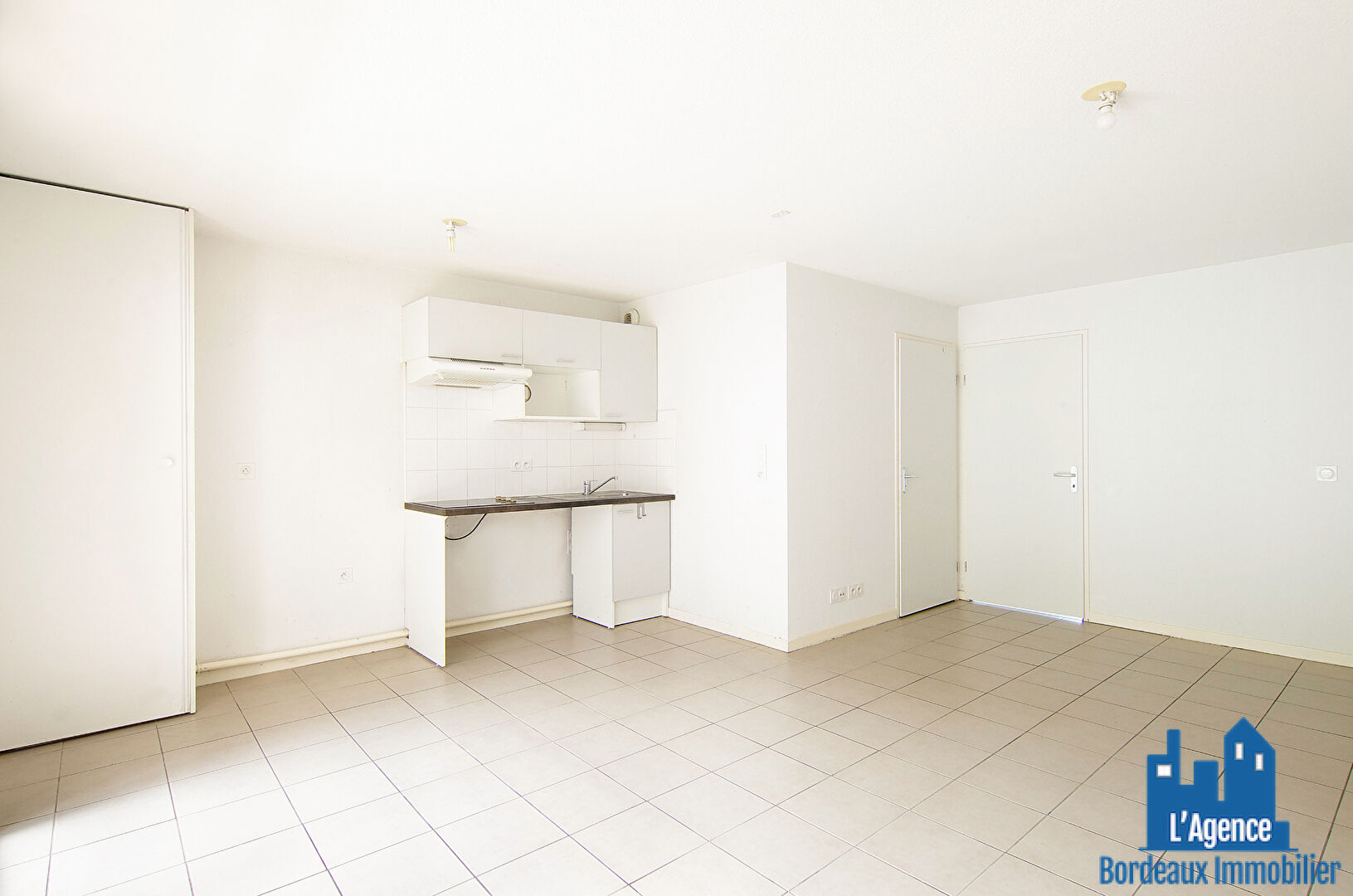 Photo EXCLUSIVITÉ ! CENON - APPARTEMENT TYPE 3 D'ENVIRON 61 M² AVEC BALCON DE 10 M² + PLACE DE PARKING EN SOUS-SOL. Benoît TREMENT - O6 51 26 22 32. image 3/6