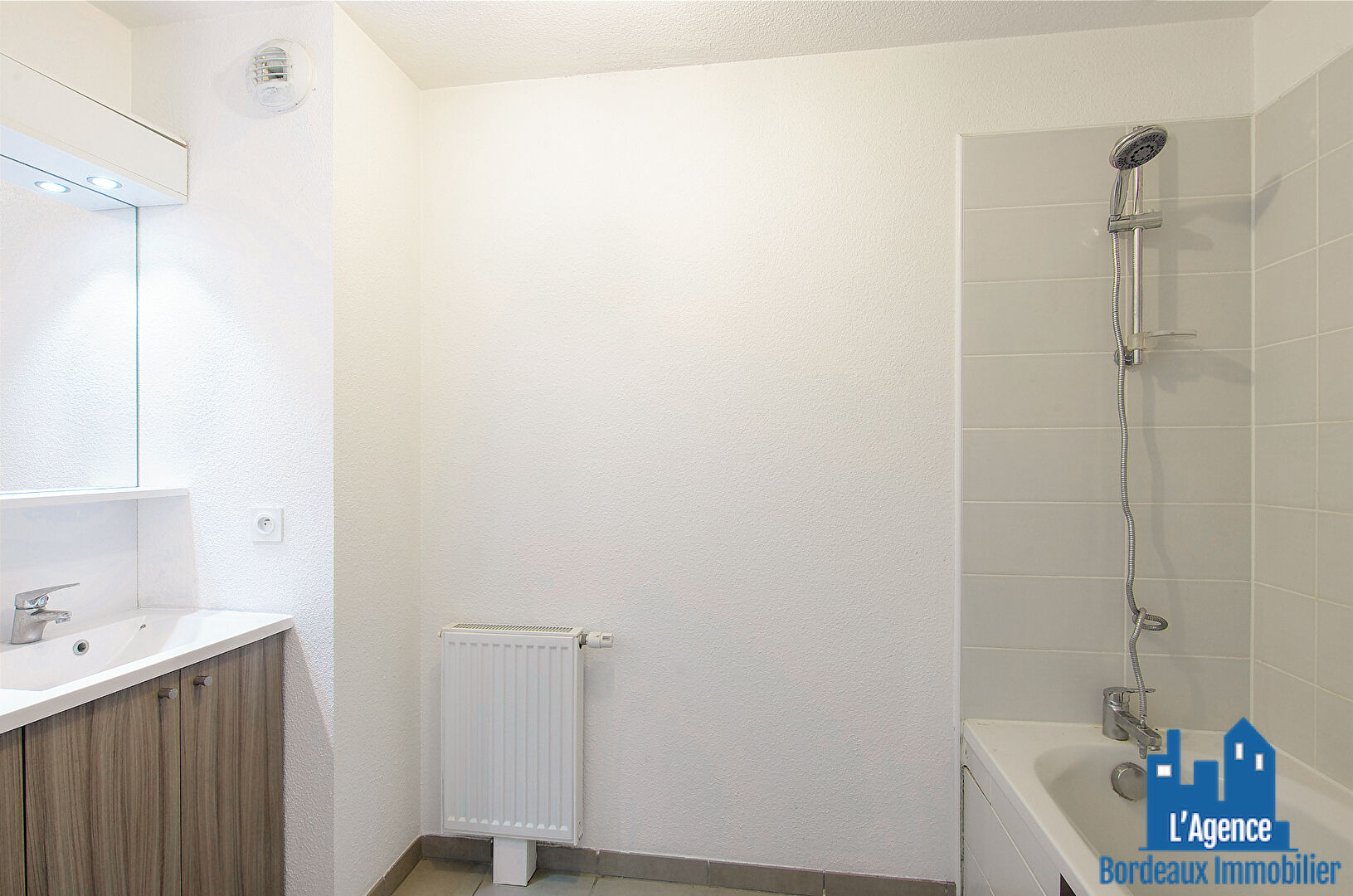 Photo EXCLUSIVITÉ ! CENON - APPARTEMENT TYPE 3 D'ENVIRON 61 M² AVEC BALCON DE 10 M² + PLACE DE PARKING EN SOUS-SOL. Benoît TREMENT - O6 51 26 22 32. image 5/6