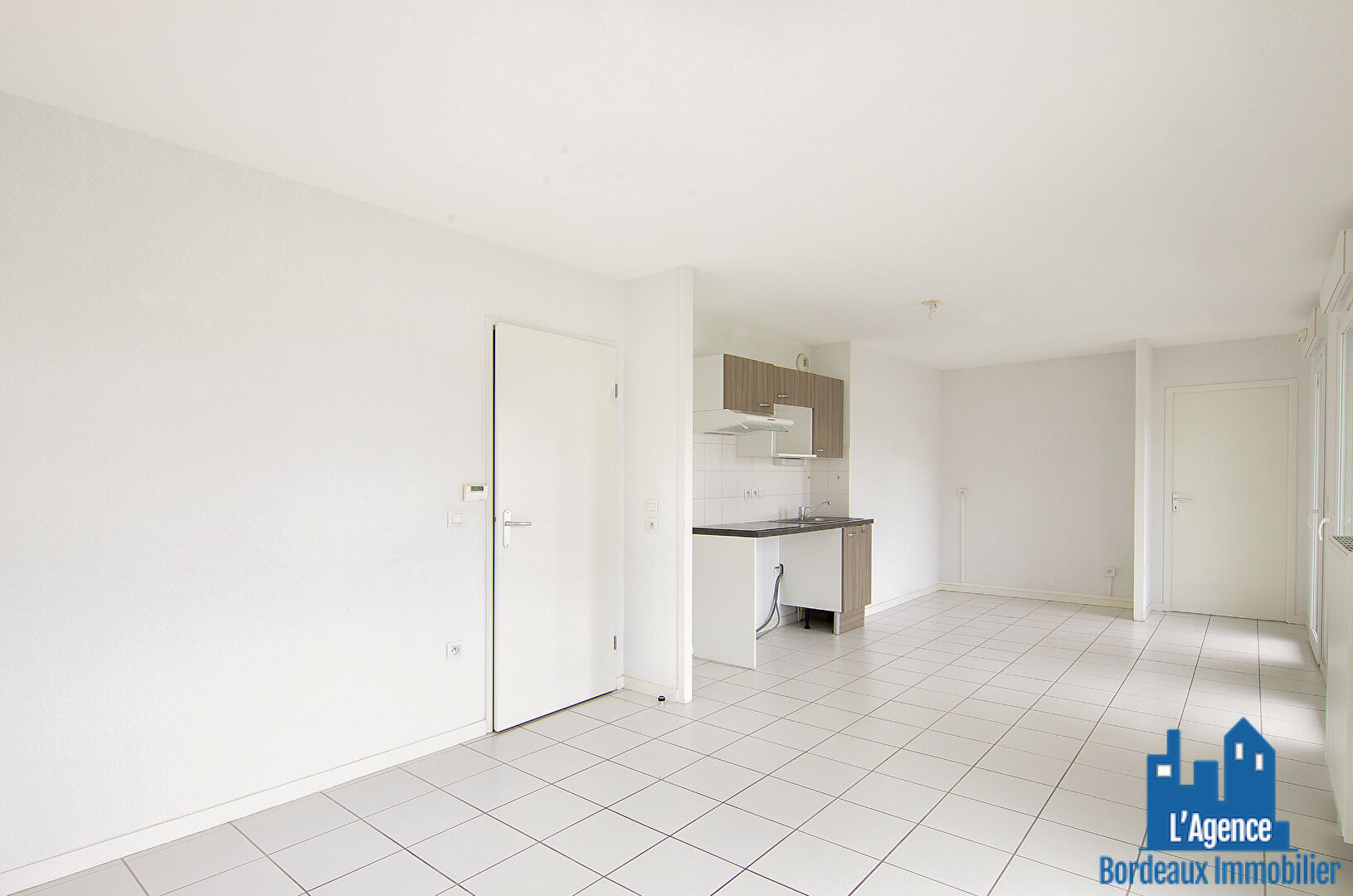 Photo EXCLUSIVITÉ !!!  CENON - APPARTEMENT TYPE 3 DE 66 M² AVEC TERRASSE 31 M² + CELLIER + PLACE DE PARKING SOUS-SOL. Michaël VIGIER  O6 7O 29 94 95. image 5/6