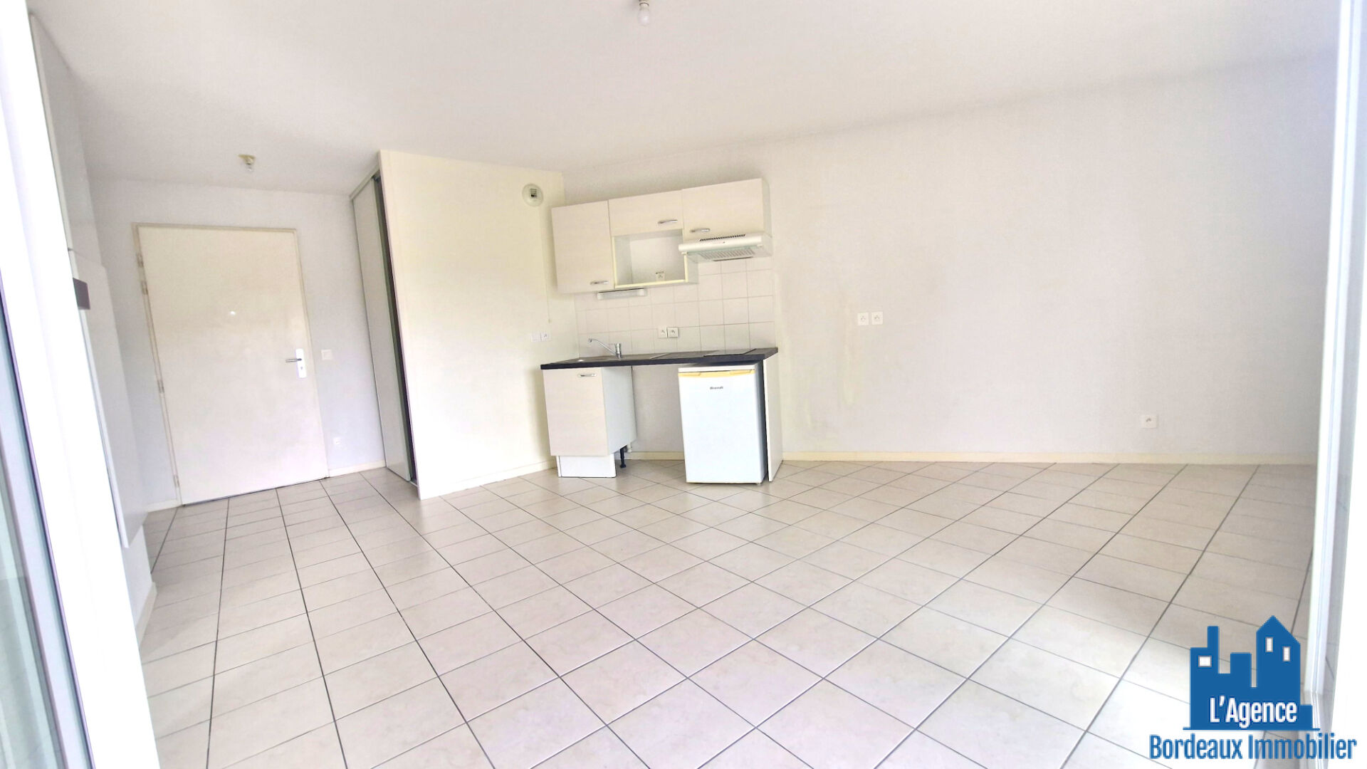 Photo NOUVEAUTÉ !!! SAINT JEAN D'ILLAC - LES BADINES - APPARTEMENT TYPE 2 - DERNIER ÉTAGE- 42.50M² - TERRASSE 7.5m² - DEUX PARKINGS - VENDU LIBRE!! Sébastien BAUDOT O6 18 O5 O4 O2 image 4/6