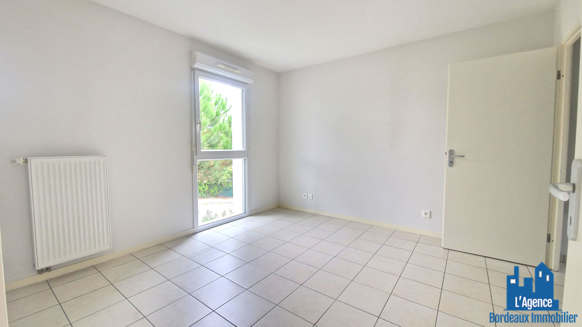 Photo NOUVEAUTÉ !!! SAINT JEAN D'ILLAC - LES BADINES - APPARTEMENT TYPE 2 - DERNIER ÉTAGE- 42.50M² - TERRASSE 7.5m² - DEUX PARKINGS - VENDU LIBRE!! Sébastien BAUDOT O6 18 O5 O4 O2 image 5/6