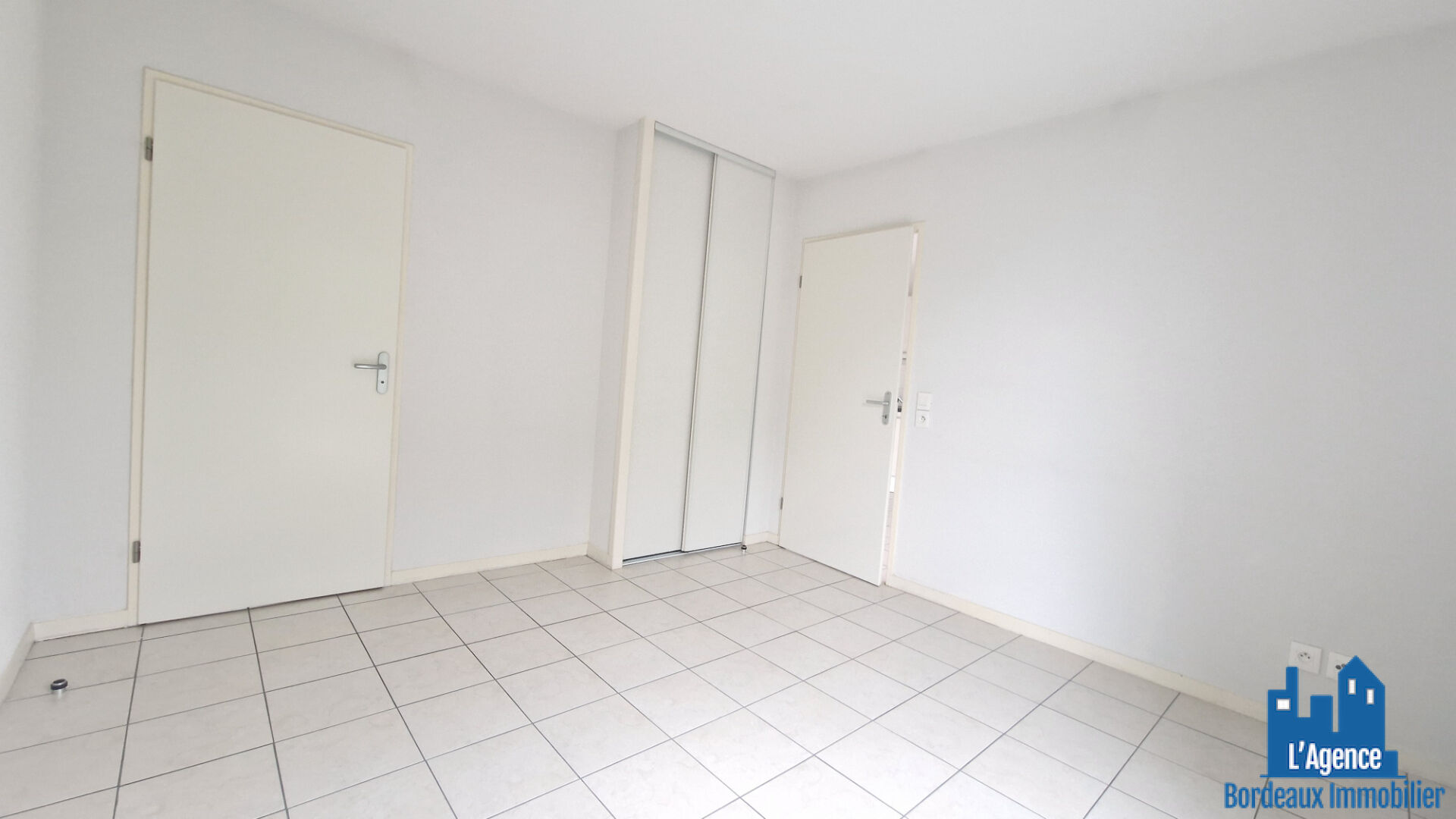Photo NOUVEAUTÉ !!! SAINT JEAN D'ILLAC - LES BADINES - APPARTEMENT TYPE 2 - DERNIER ÉTAGE- 42.50M² - TERRASSE 7.5m² - DEUX PARKINGS - VENDU LIBRE!! Sébastien BAUDOT O6 18 O5 O4 O2 image 6/6