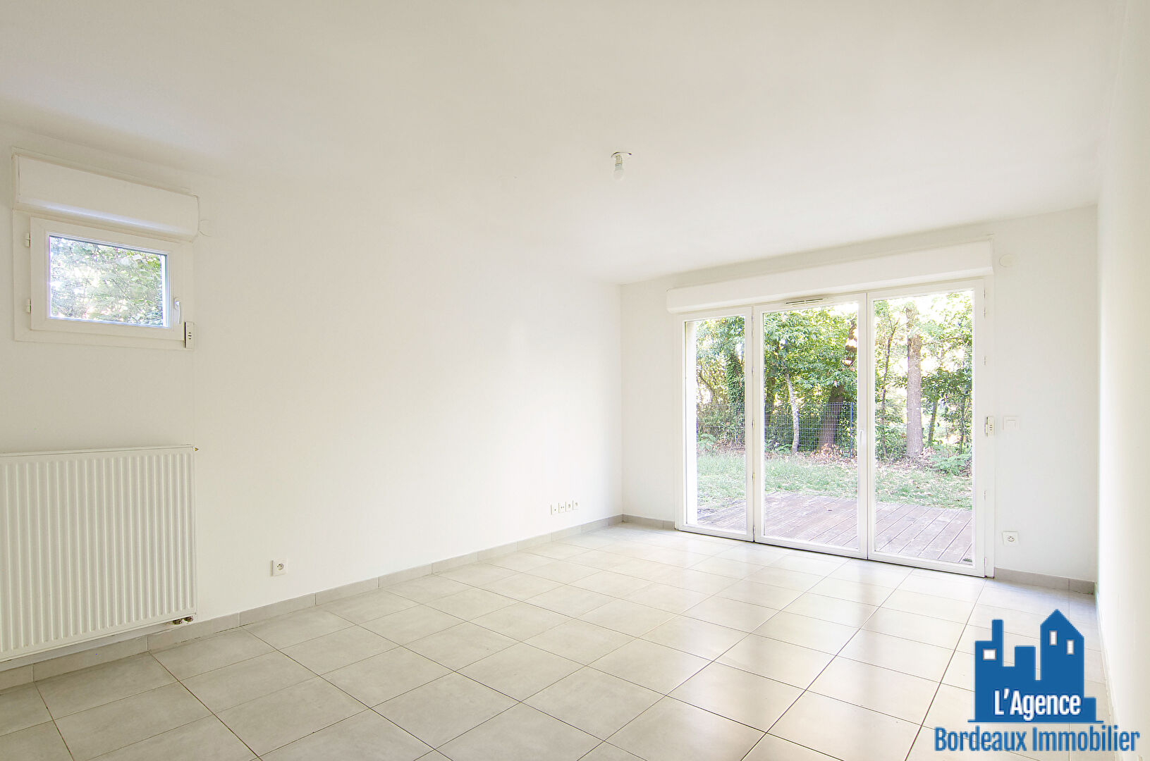 Photo EXCLUSIVITÉ !!!  PESSAC - APPARTEMENT TYPE 3 DE 64 M² AVEC JARDIN DE 116 M² ET UNE PLACE DE PARKING EXTERIEURE. Michaël VIGIER  O6 7O 29 94 95. image 1/6