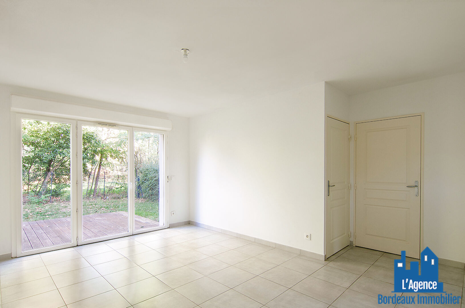 Photo EXCLUSIVITÉ !!!  PESSAC - APPARTEMENT TYPE 3 DE 64 M² AVEC JARDIN DE 116 M² ET UNE PLACE DE PARKING EXTERIEURE. Michaël VIGIER  O6 7O 29 94 95. image 2/6