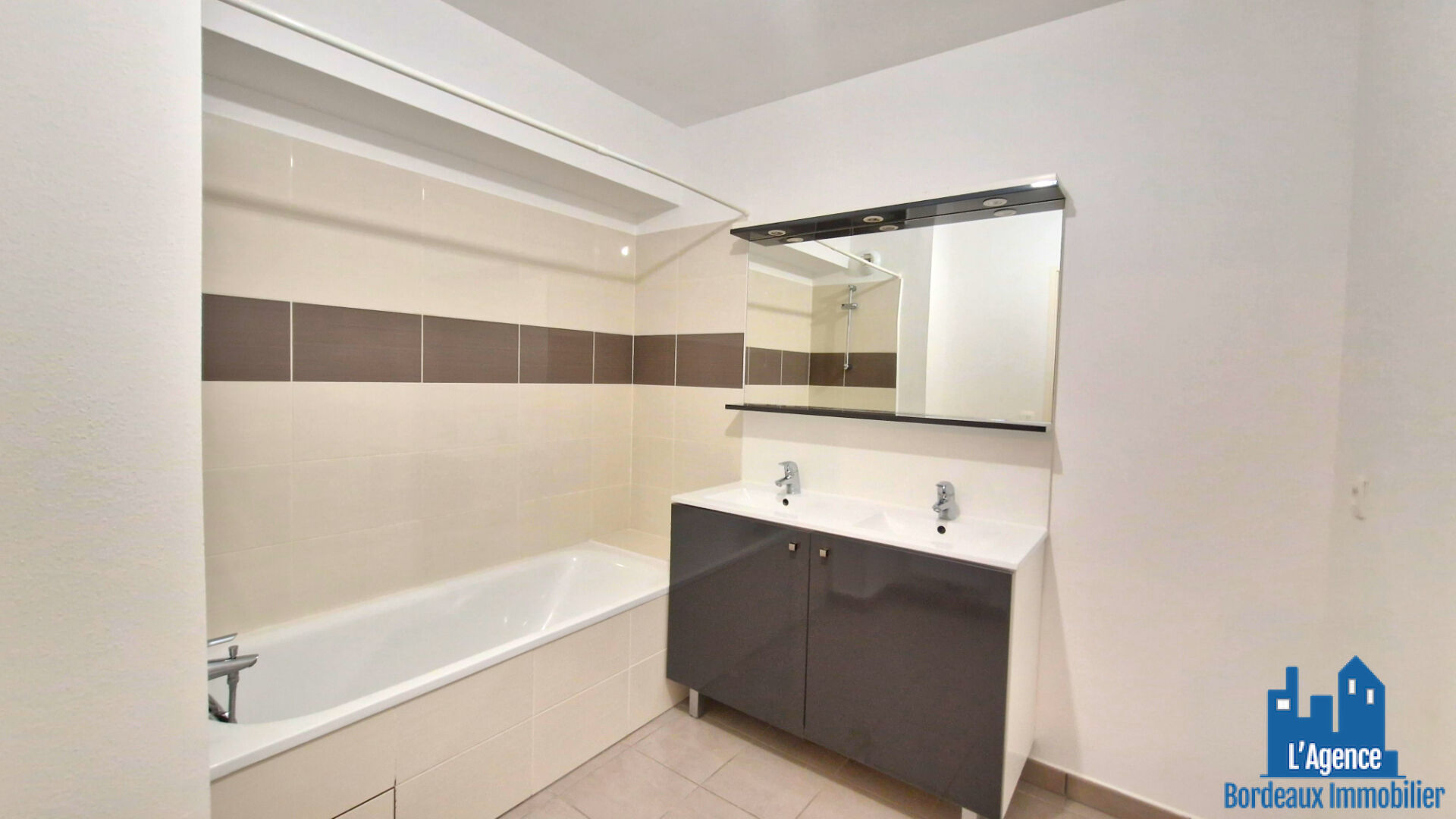 Photo EXCLUSIVITÉ !! SAINT MÉDARD EN JALLES - CERILLAN - APPARTEMENT T3 -RDJ - TERRASSE - JARDIN - DEUX PARKING - VENDU LIBRE !! Sébastien BAUDOT O6 18 O5 O4 O2 image 6/6