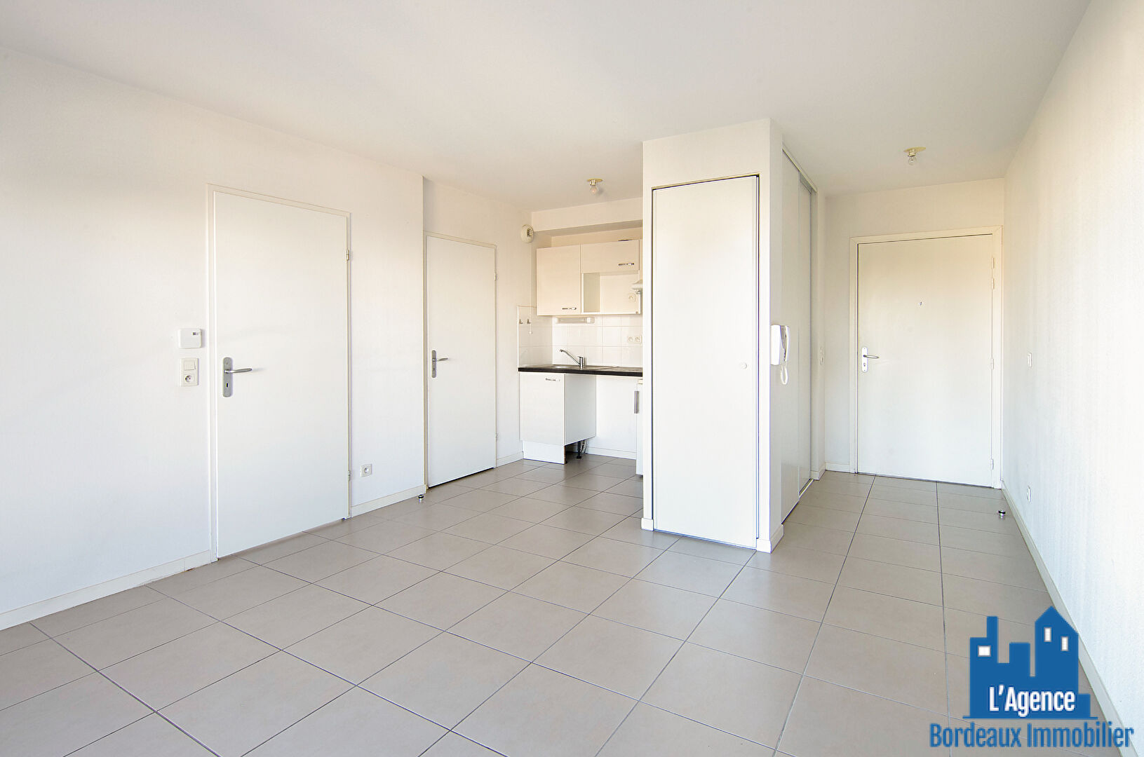 Photo EXCLUSIVITÉ ! LORMONT - APPARTEMENT TYPE 2 D'ENVIRON 40 M² AVEC UN BALCON + PLACE DE PARKING. Benoît TREMENT - O6 51 26 22 32. image 3/6