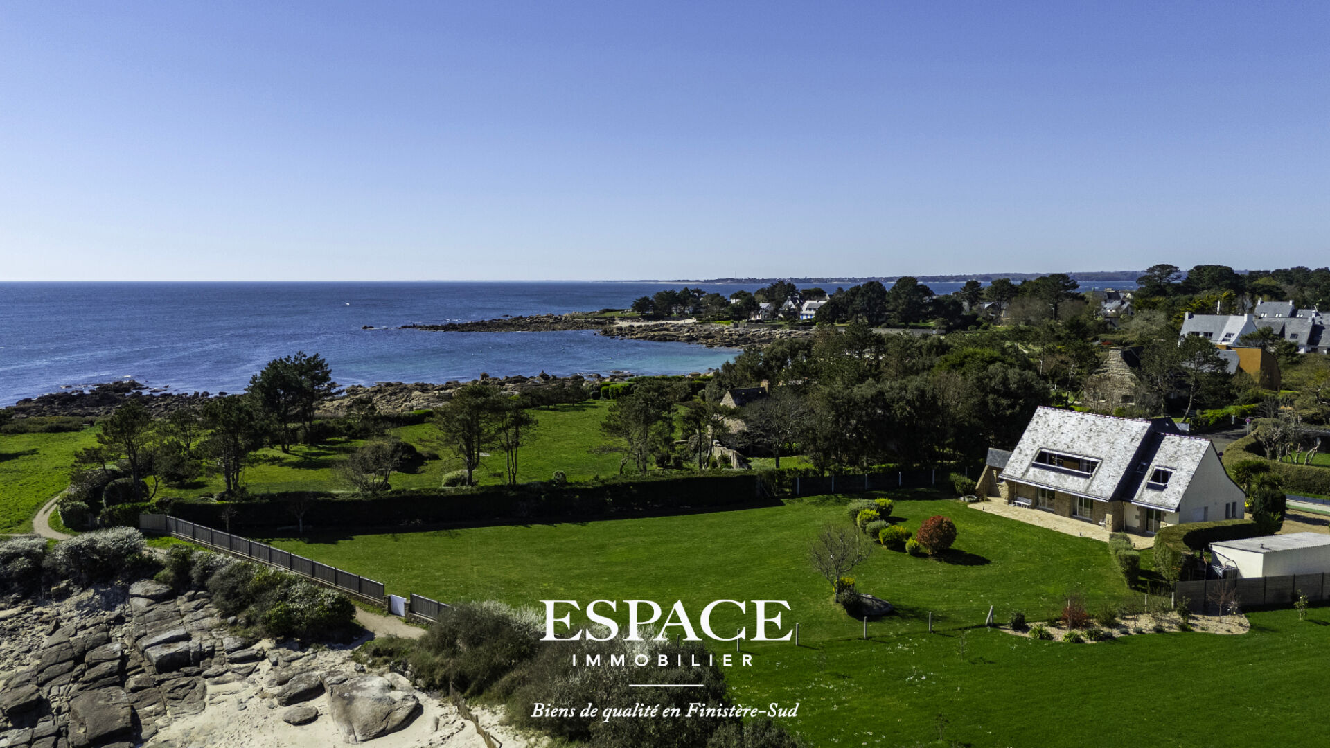 A vendre à Concarneau le Cabellou face à la mer, les pieds dans le sable, une adresse d'exception.