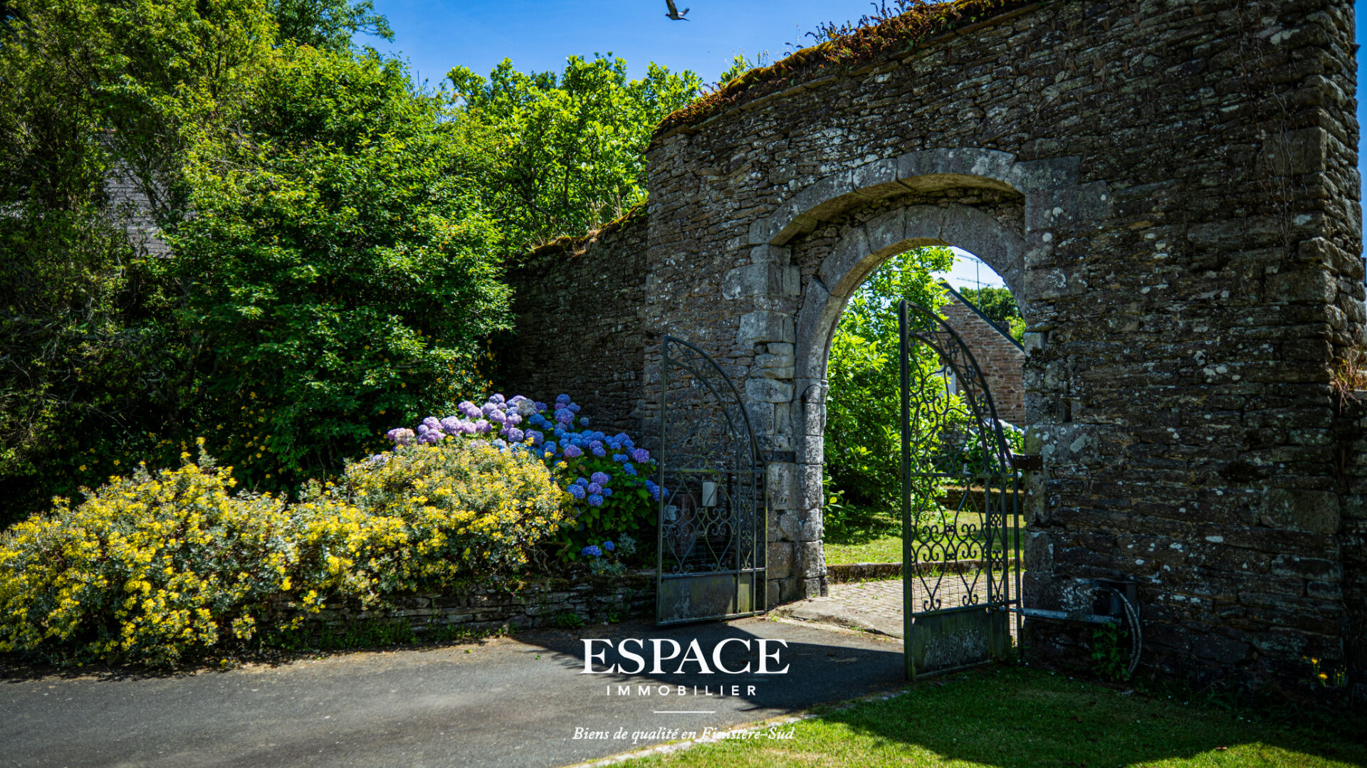 Photo A vendre à la Foret-fouesnant - belle propriété de caractère avec deux maisons, piscine et dépendances image 4/6