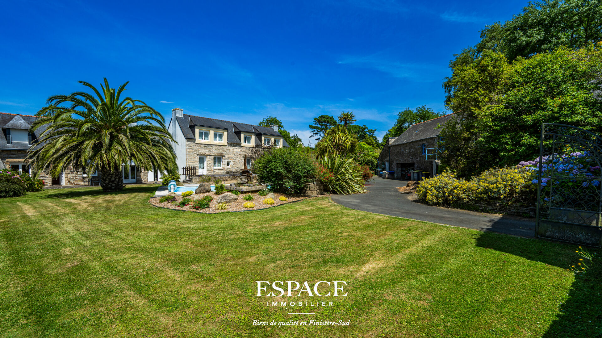 Photo A vendre à la Foret-fouesnant - belle propriété de caractère avec deux maisons, piscine et dépendances image 5/6