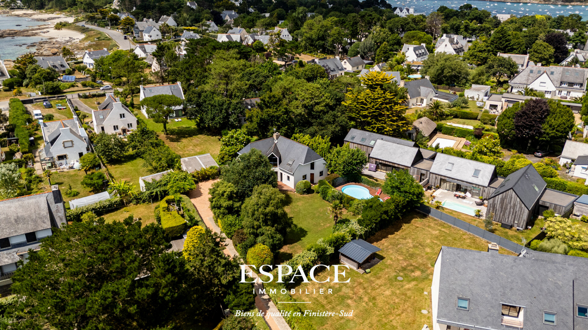 Photo A vendre à Concarneau Le Cabellou à 100 m de la plage - Maison d'architecte avec piscine et jardin paysager image 4/6