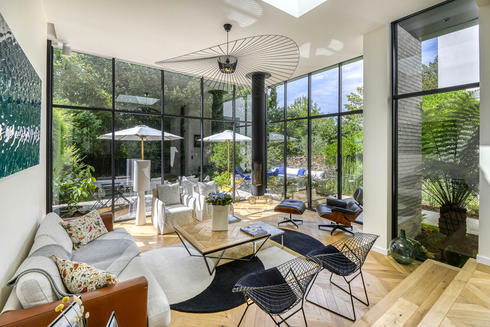 Photo Hôtel particulier d'exception classé au patrimoine nantais bénéficiant d'une extension contemporaine ouvrant sur une terrasse et un jardin sans vis à vis dans un environnement calme et verdoyant. image 1/6