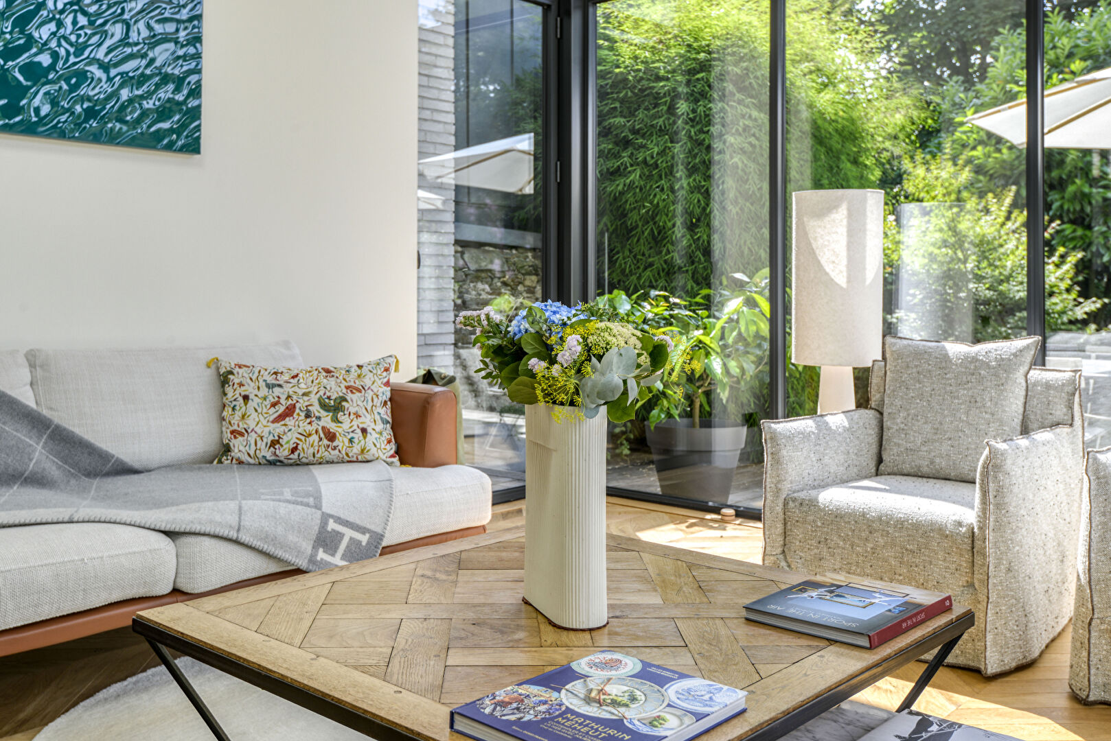 Photo Hôtel particulier d'exception classé au patrimoine nantais bénéficiant d'une extension contemporaine ouvrant sur une terrasse et un jardin sans vis à vis dans un environnement calme et verdoyant. image 3/6